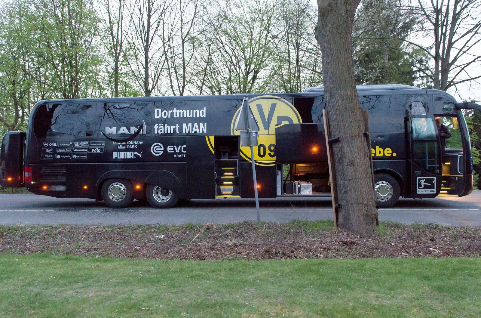 Las imágenes del autobús del Borussia-Dortmund, tras las tres explosiones.