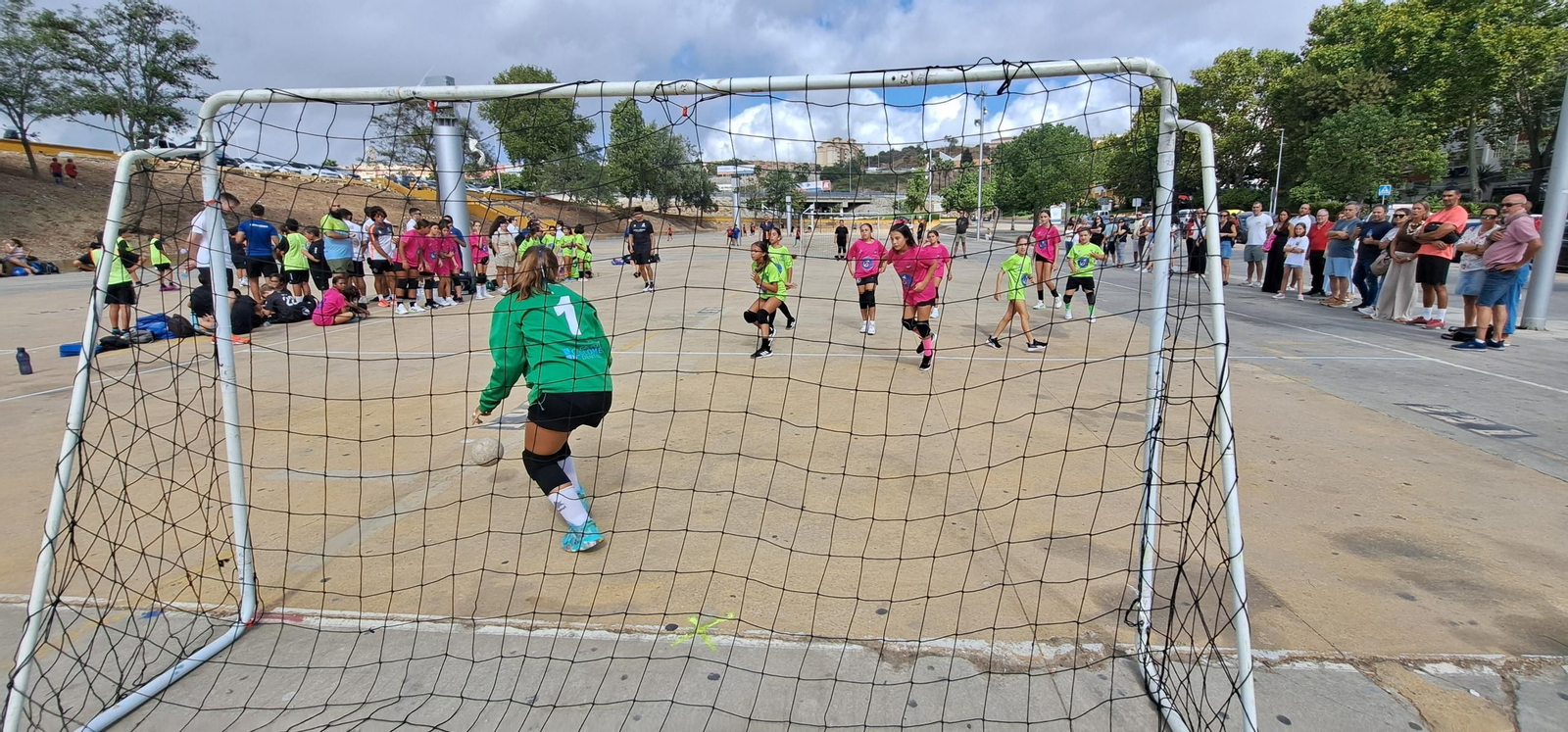 Niñas, jugando balonmano.