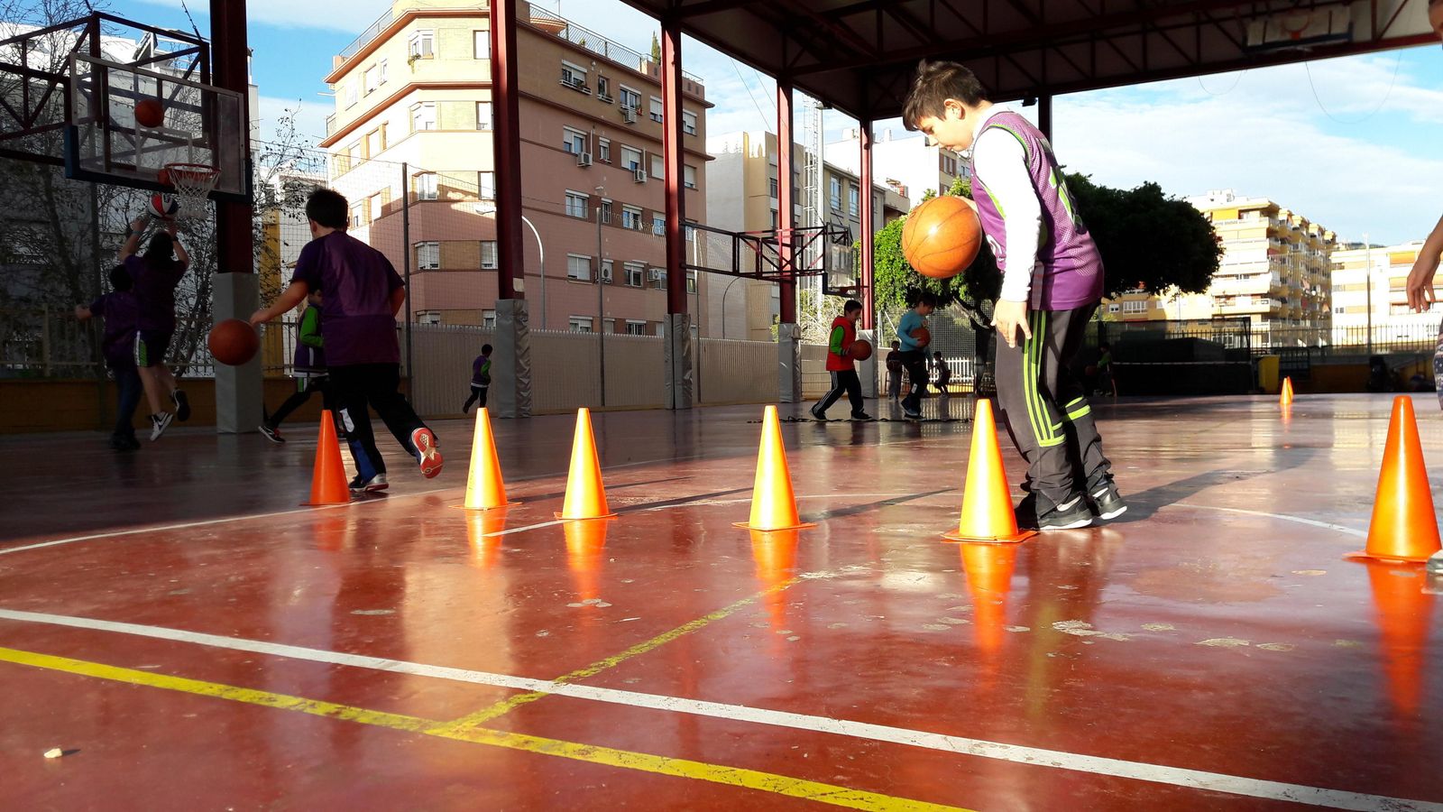 Jugadores entrenando en la pista cubierta del colegio Lex Flavia Malacitana.