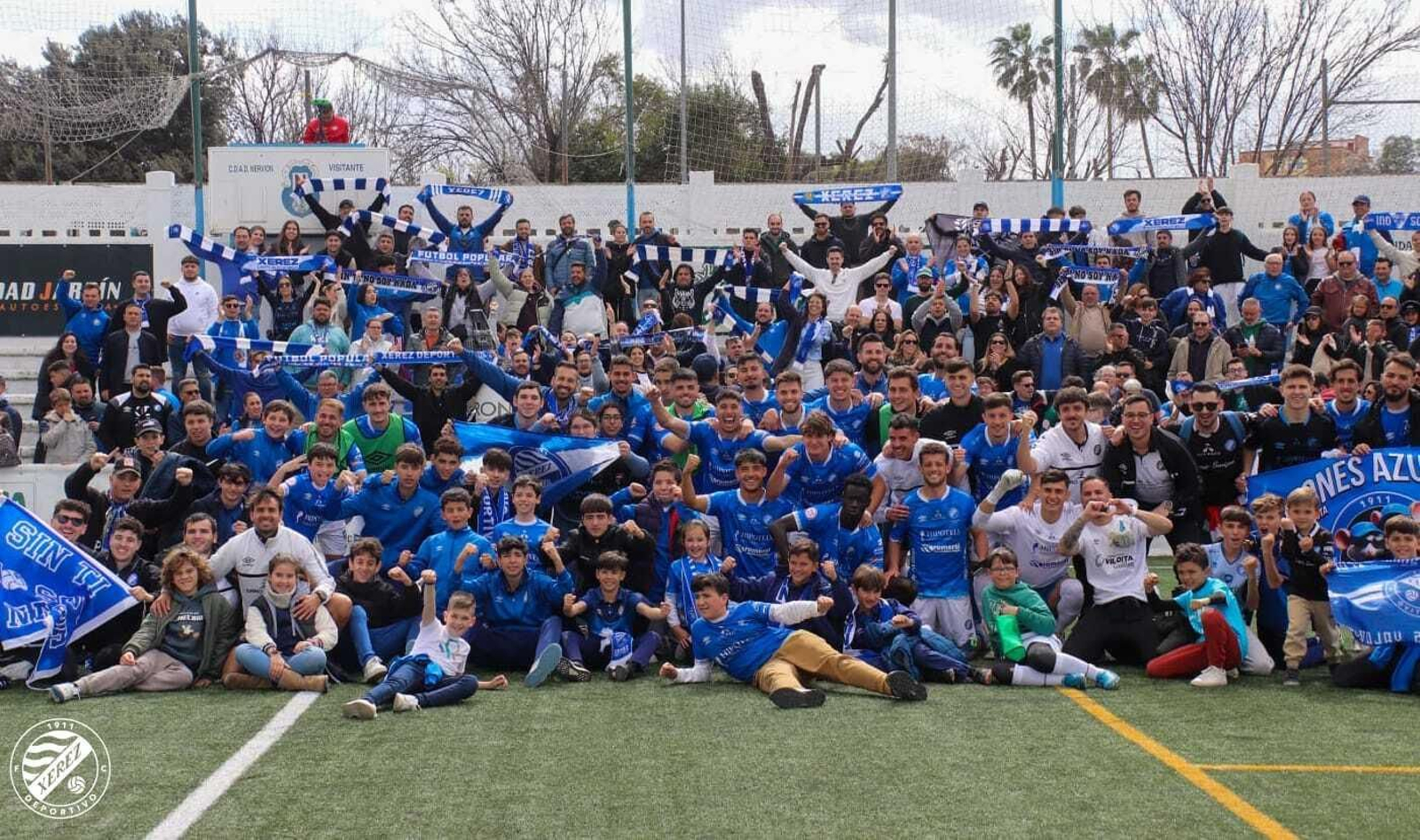 Jugadores y aficionados del Xerez DFC celebran el triunfo en el Antonio Puerta ante el Gerena.