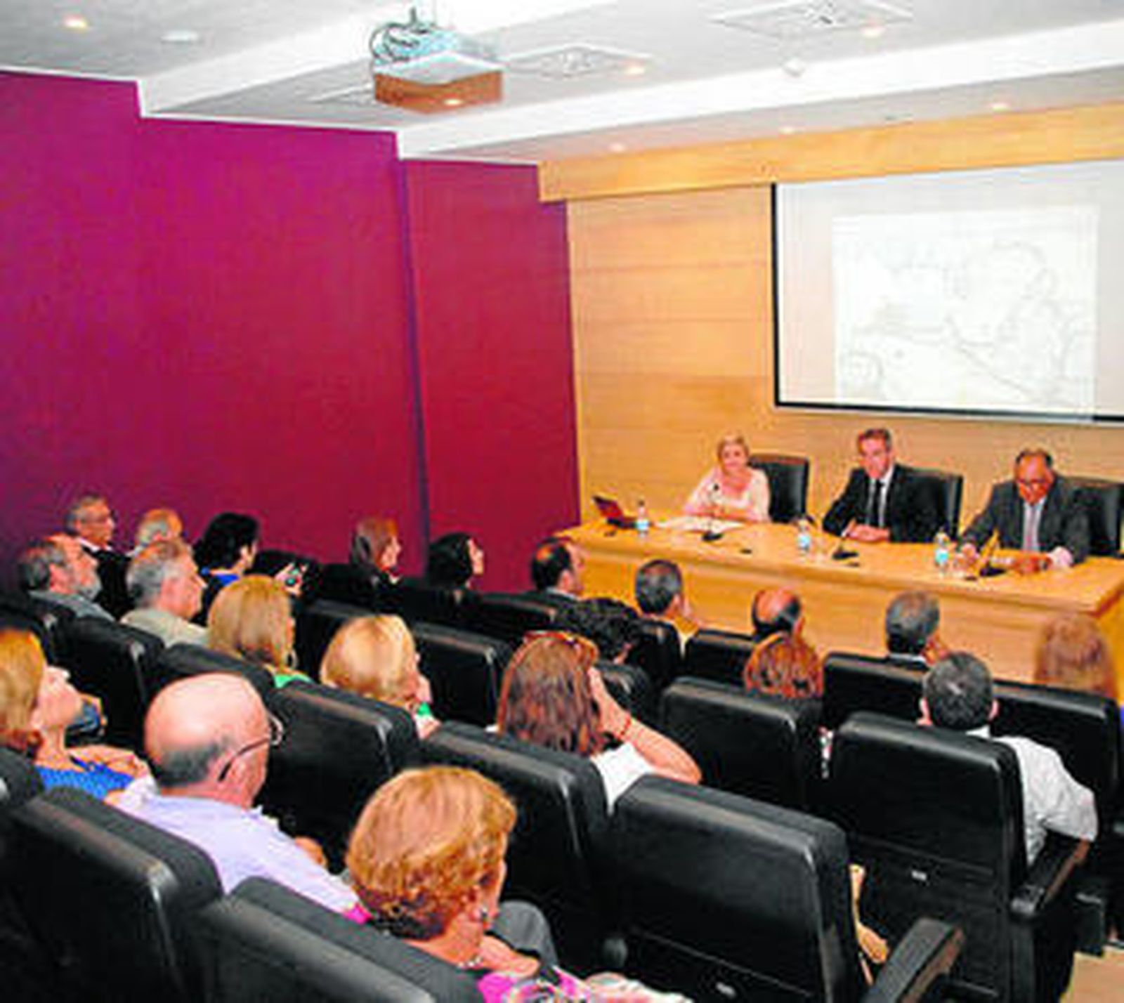 Un momento de la conferencia que ayer pronunció Hilda Martín.