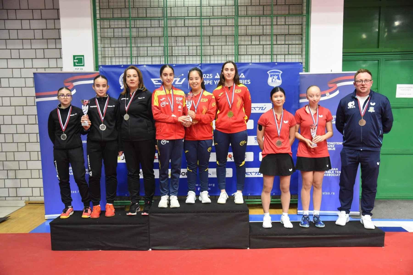 Ana Chen y Carmen Gómez, junto a Claudia Caragea, en lo más alto del podio.