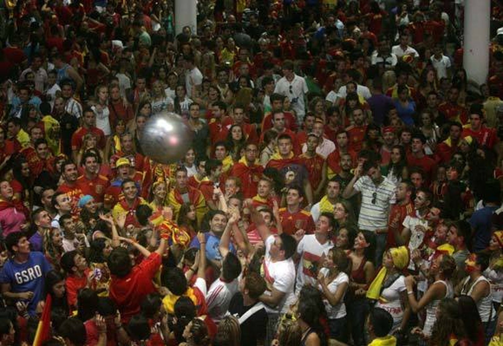Todos los aficionados salieron a la calle a celebrar la victoria del Mundial vestidos con los colores de la selección  Foto: J.M. Quinones