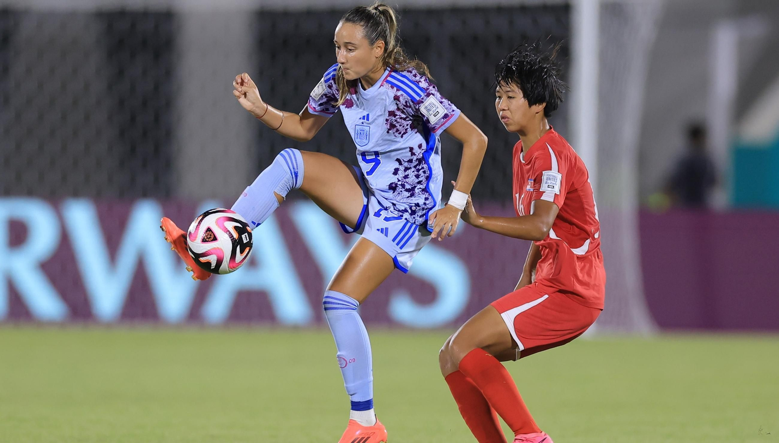 Alba Cerrato controla ante la presión de una jugadora de Corea del Norte.