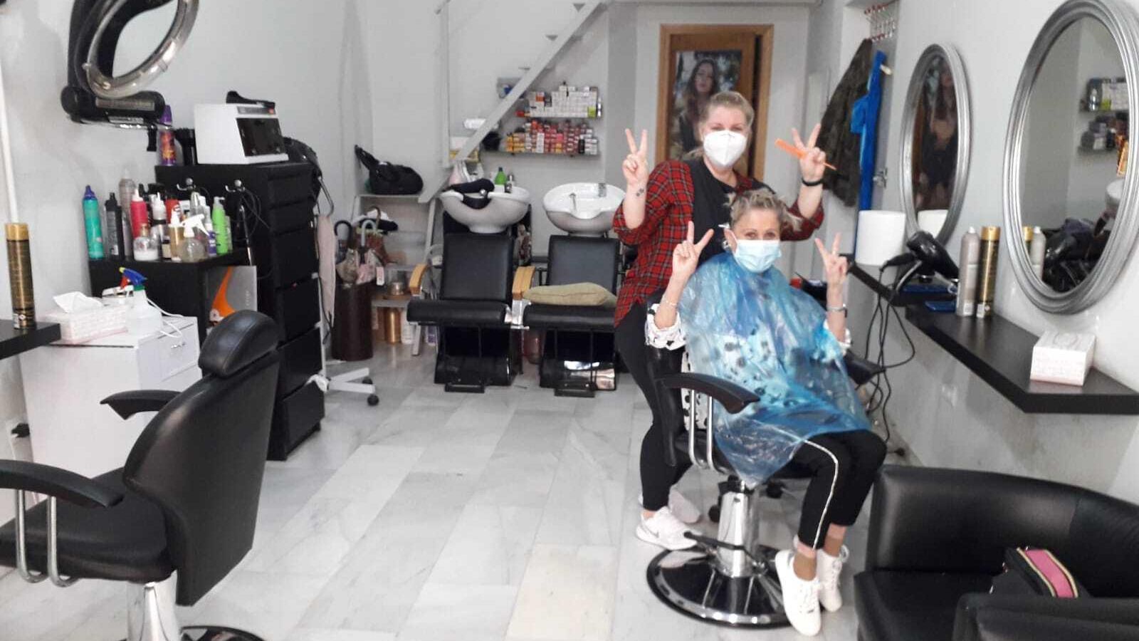 Yolanda Pérez atiende a Carmen Medina.