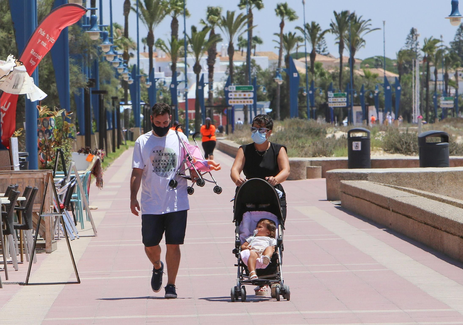 Primer día de la orden de mascarilas obligatorias en la Bahía de Cádiz