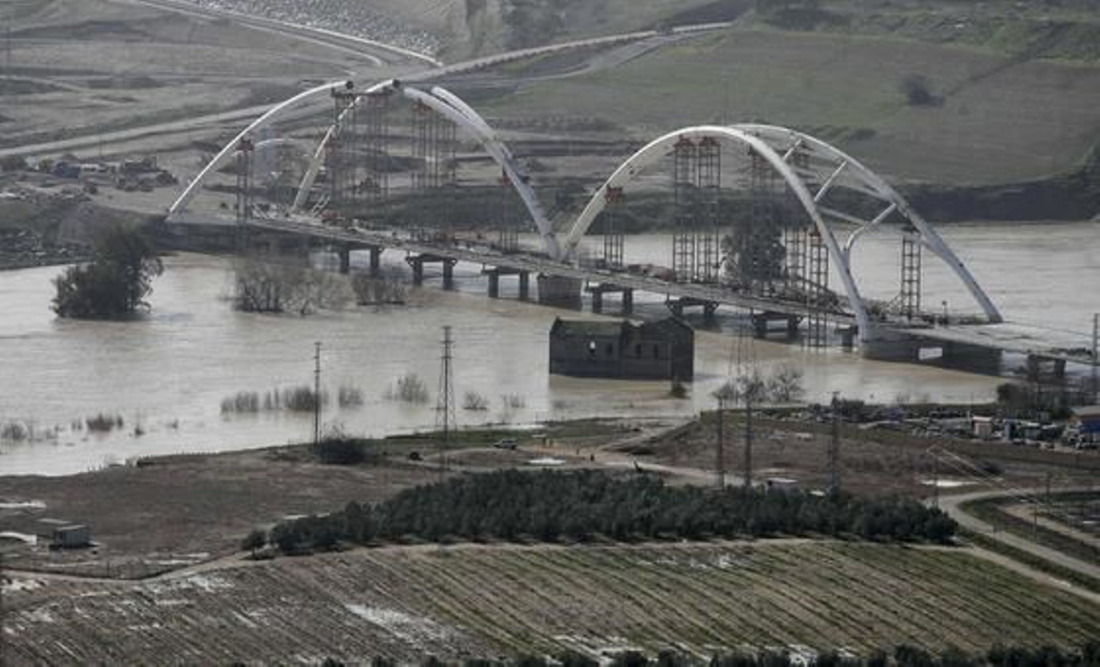 Vista aérea del cauce del río Guadalquivir desbordado a su paso por la zona del aeropuerto, la urbanización Altea y Córdoba. / José Martínez