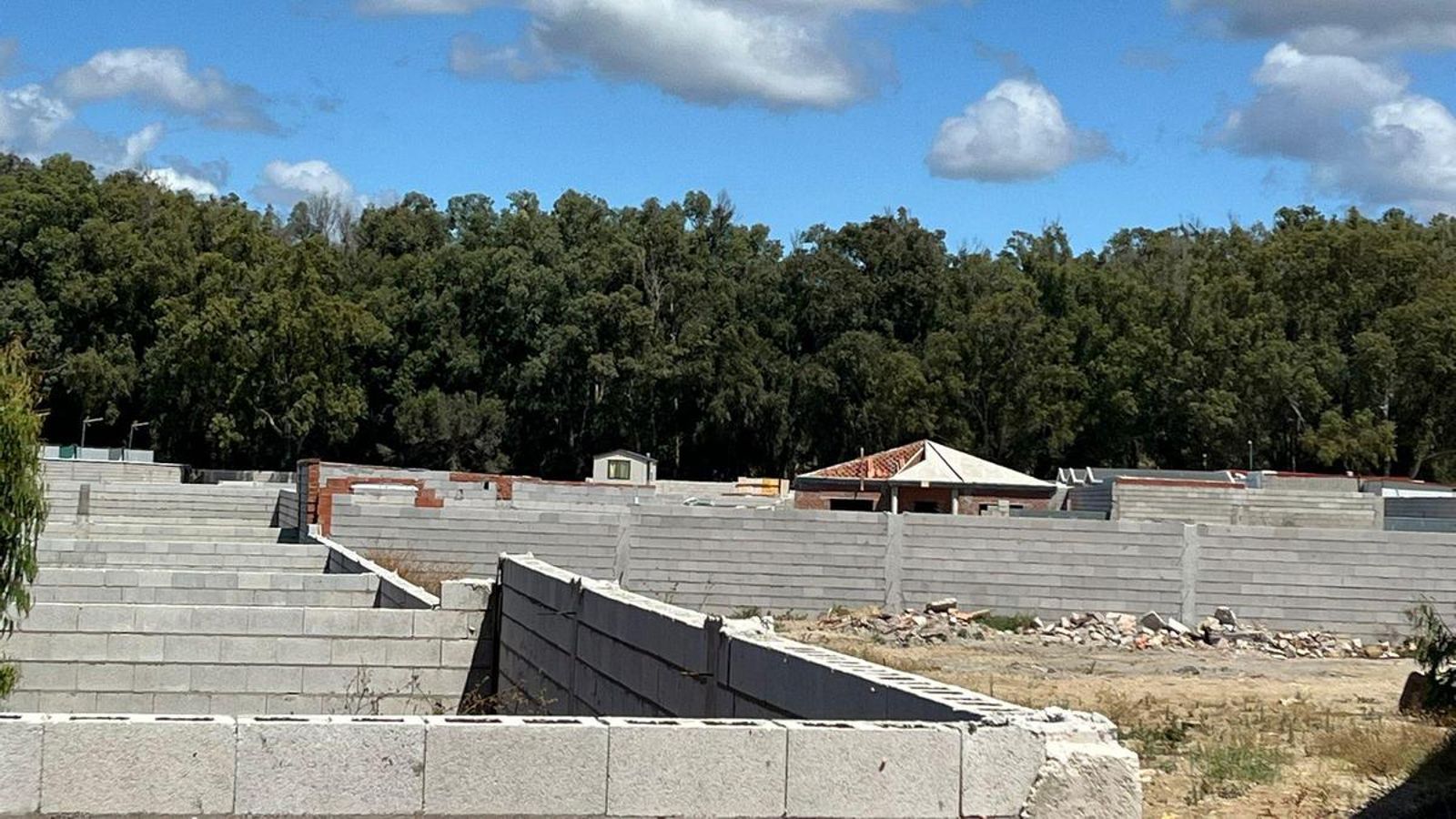 El algunas de las parcelas se estaba construyendo sin licencia urbanística. El algunas de las parcelas se estaba construyendo sin licencia urbanística.