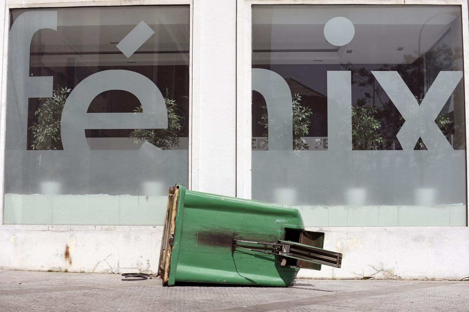 Un contenedor volcado por el viento