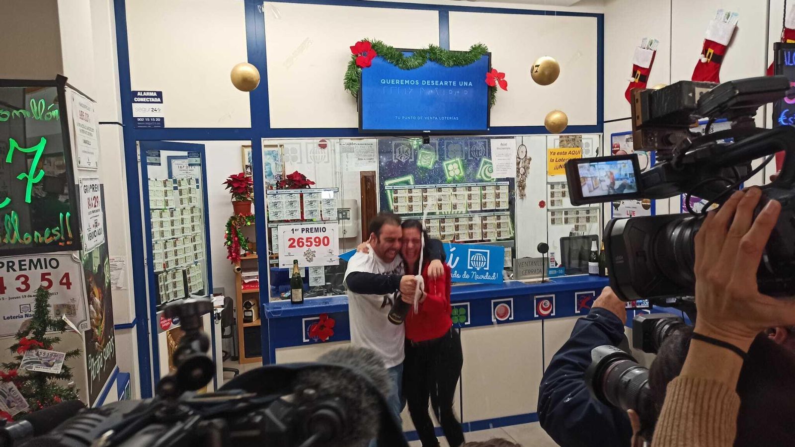 Festiva celebración del Gordo en el Alcampo de Sevilla.