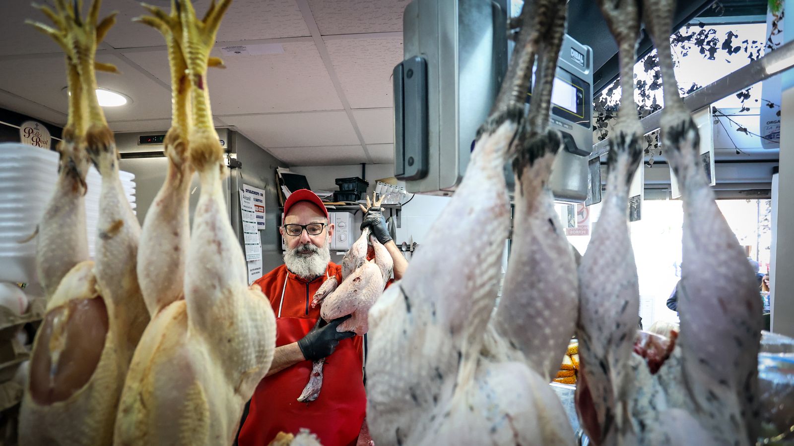 Jesús Ramírez posa en su puesto del mercado central de Jerez.