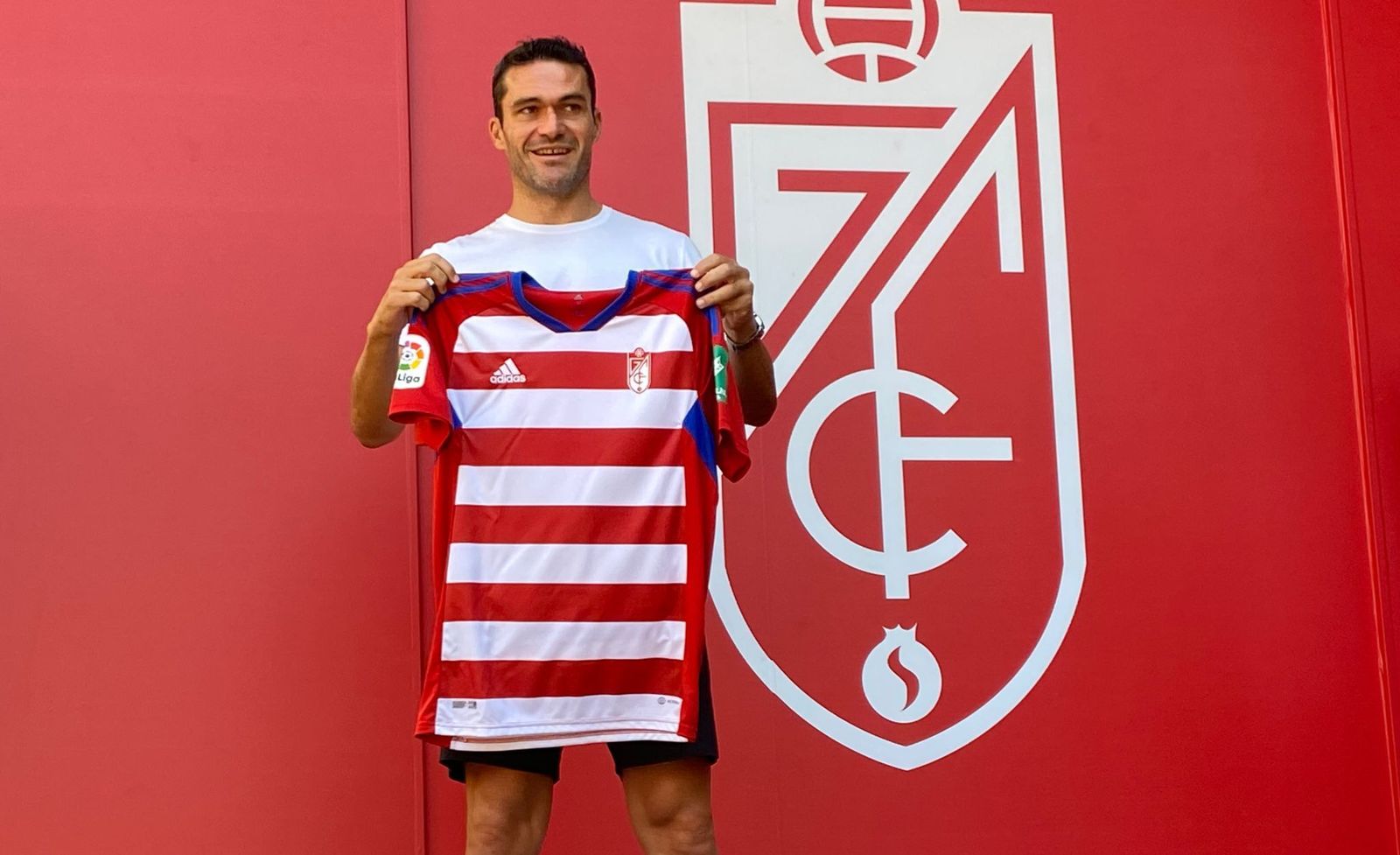 Así son las nuevas camisetas del Granada CF