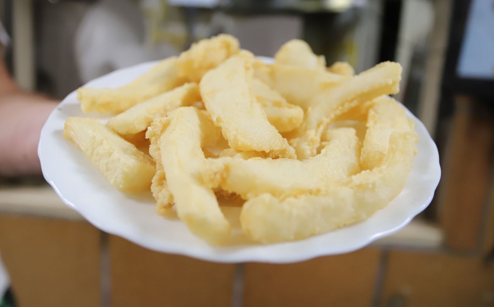 El plato de chocos fritos es un imprescindible de la gastronomía de Cádiz