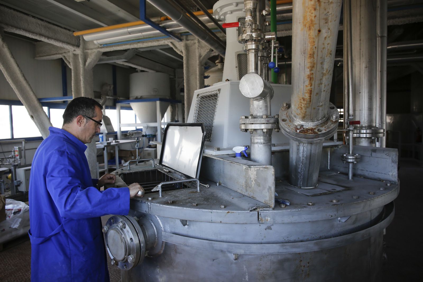 Un empleado trabaja en una industria de Málaga