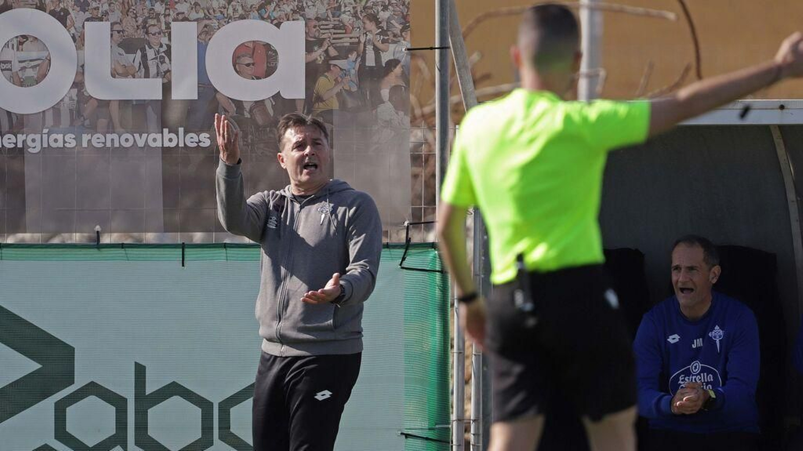 Cristóbal Parralo protesta una acción durante el Balona-Ferrol.