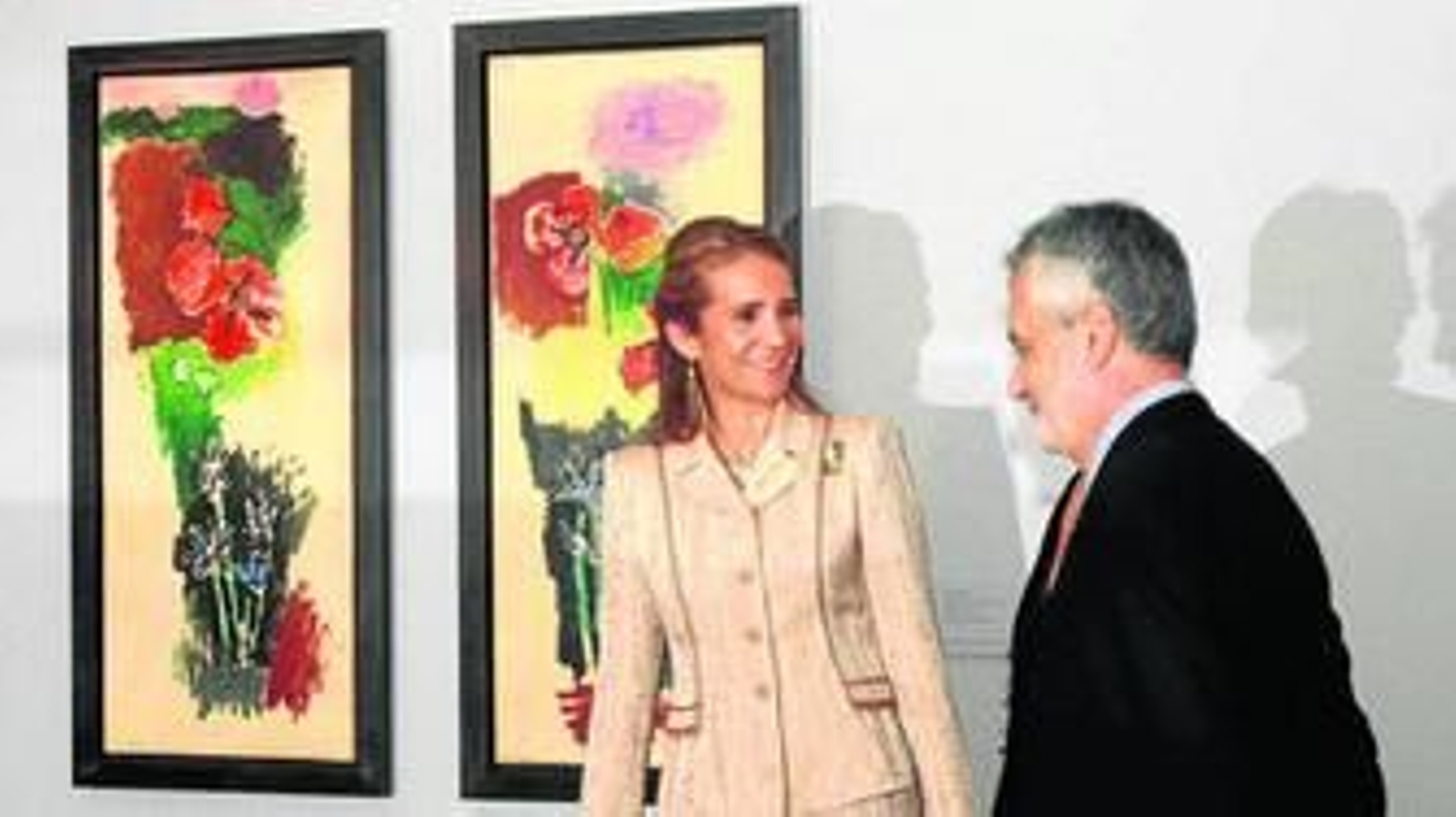 La infanta Elena estuvo acompañada por José Antonio Griñán durante la visita a la muestra.