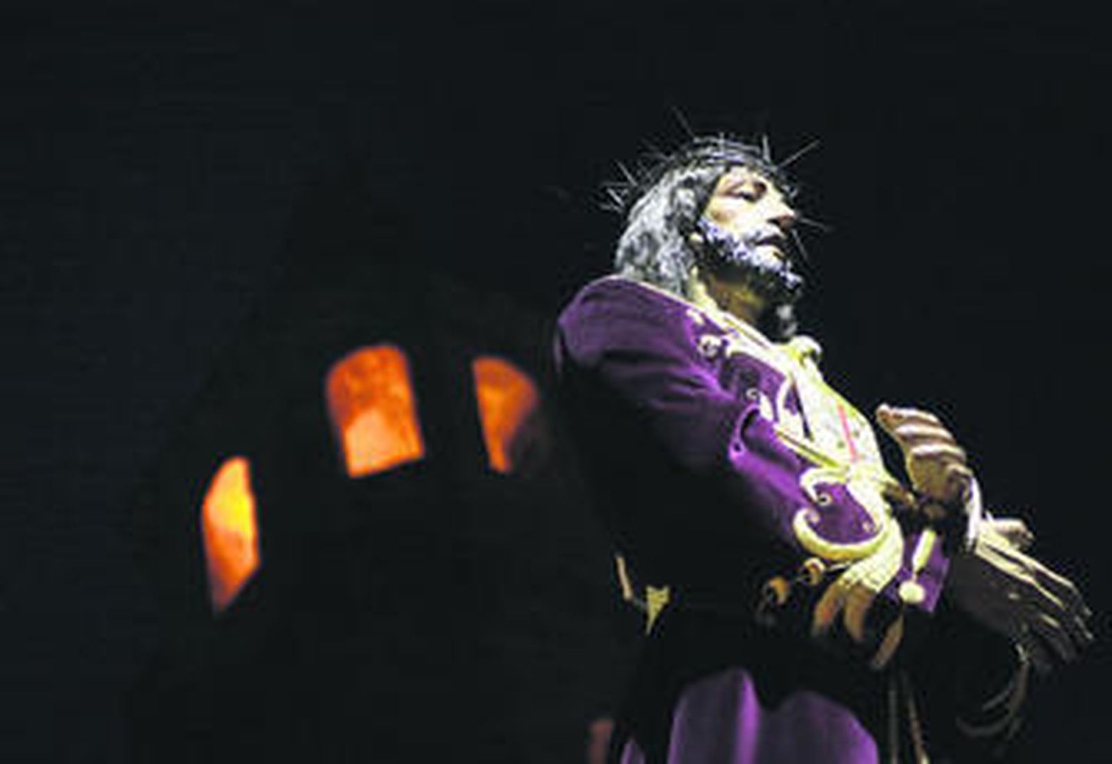 El Cristo Medinaceli de Los Barrios avanza por la plaza de la Iglesia de Los Barrios con el campanil de San Isidro al fondo.