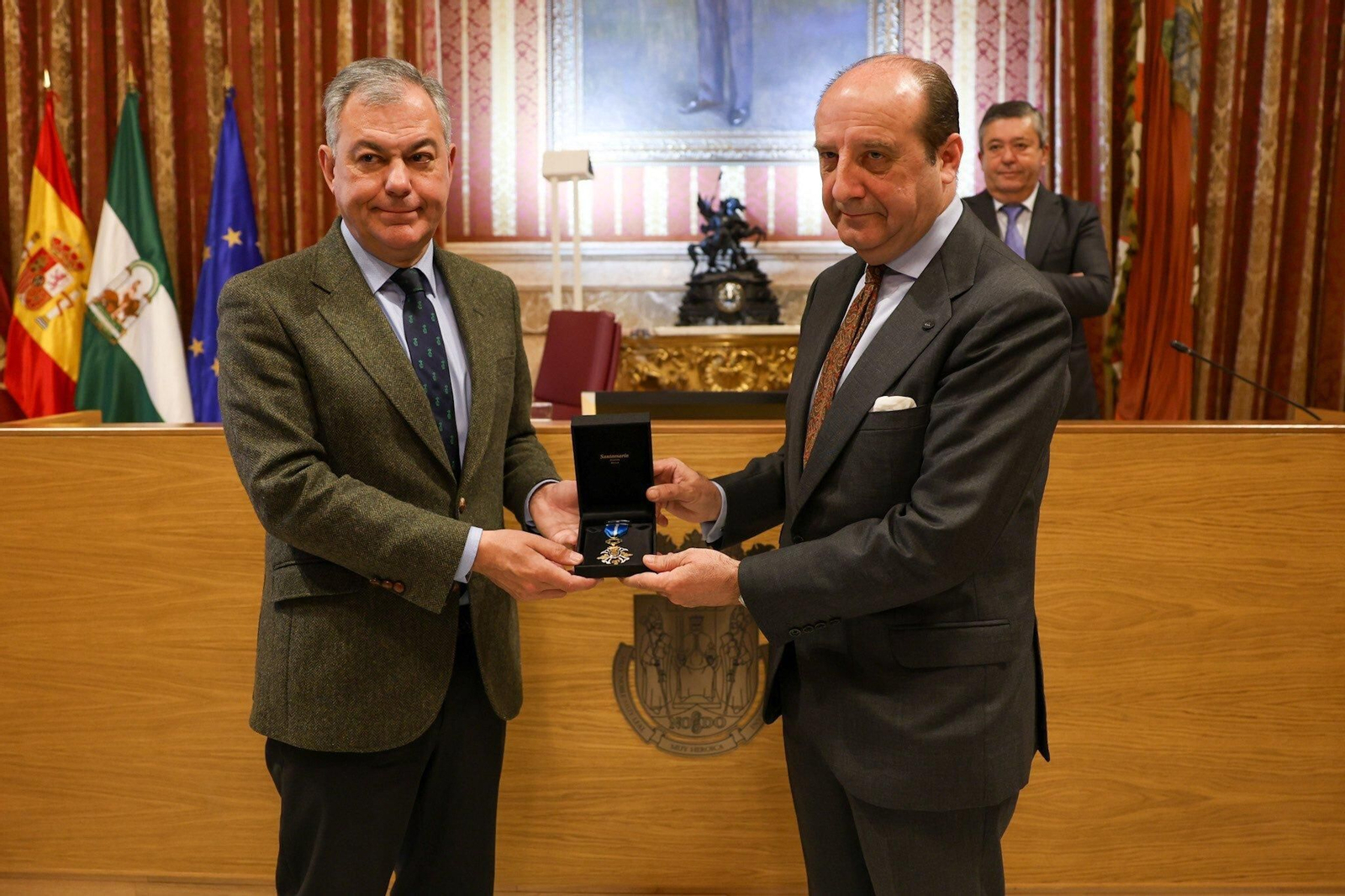Sanz entrega a Moeckel la medalla al Mérito Civil.