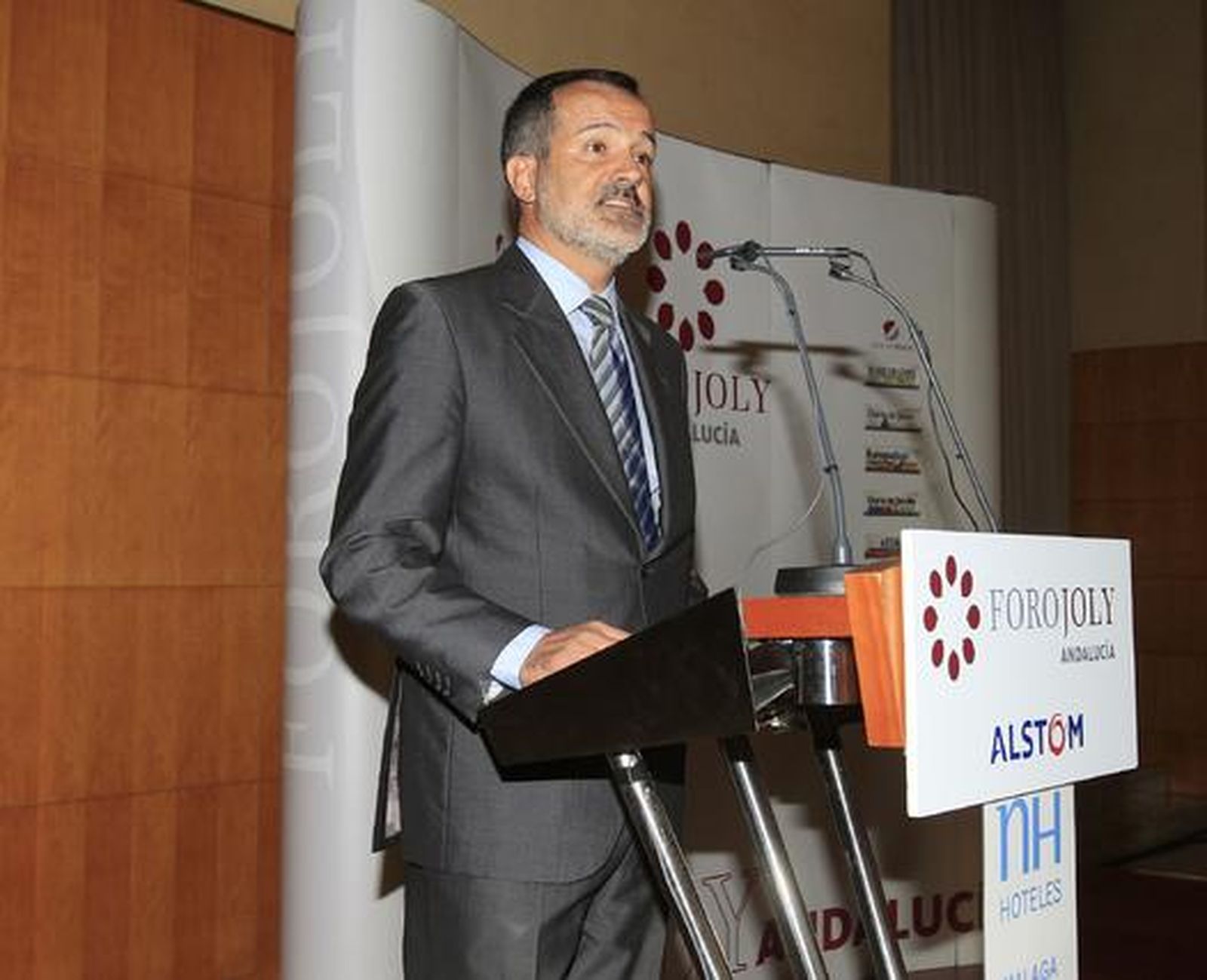 El director gerente de Ferrocarriles Andaluces, José Luis Nores, presentó al ponente.

Foto: Sergio Camacho