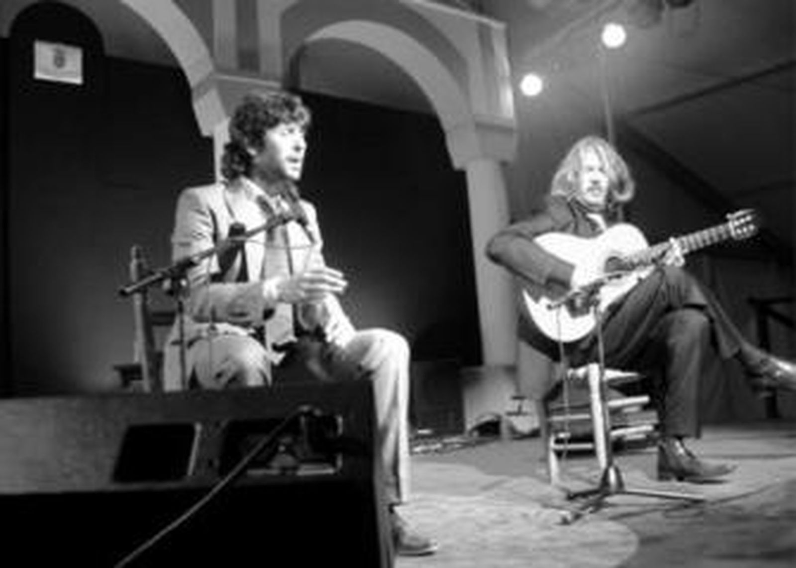 Un momento de la actuación del cantaor onubense Arcángel en la Estación de Jimena.
