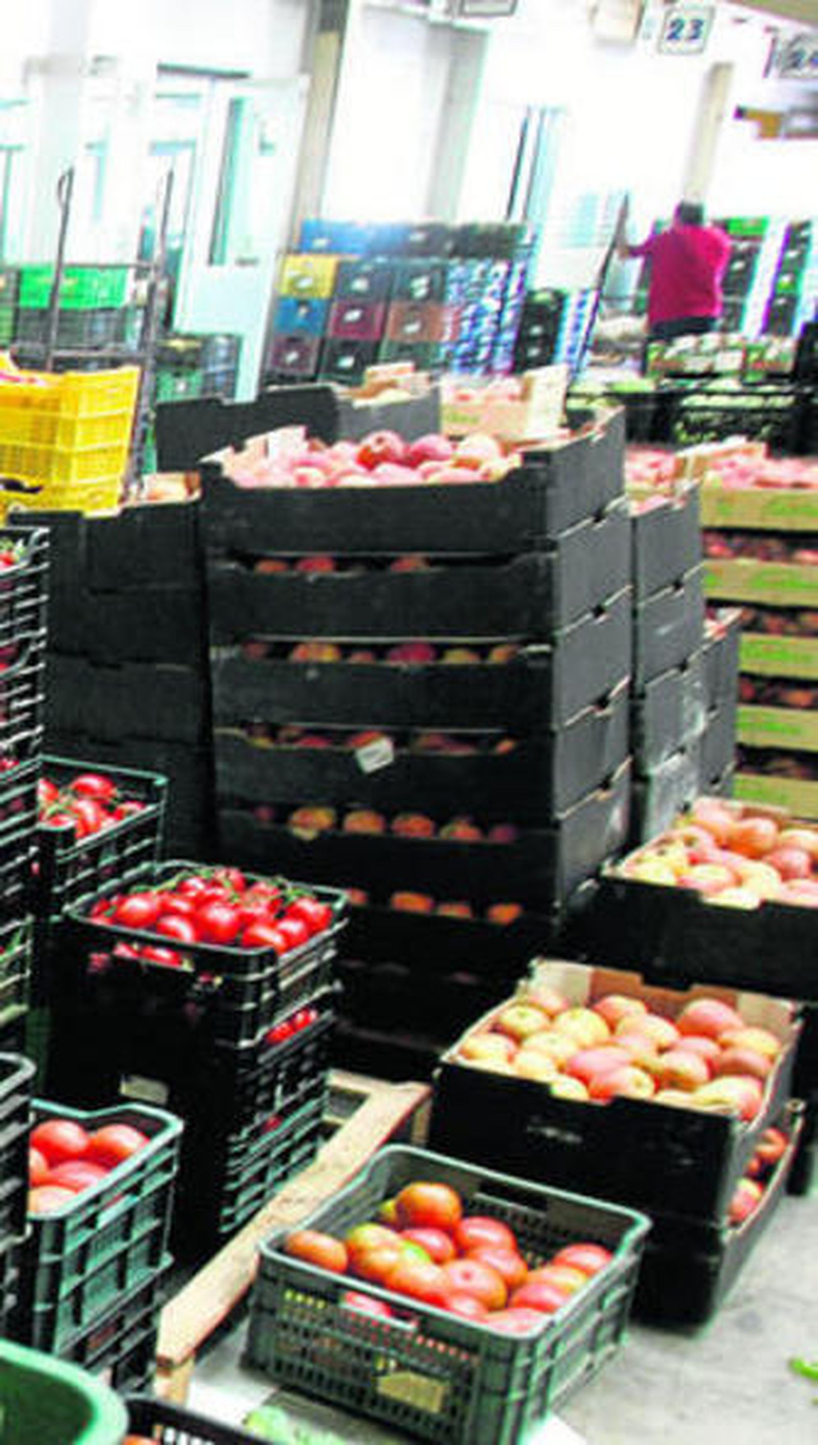 Subasta de verduras en el mercado mayorista de Jerez.