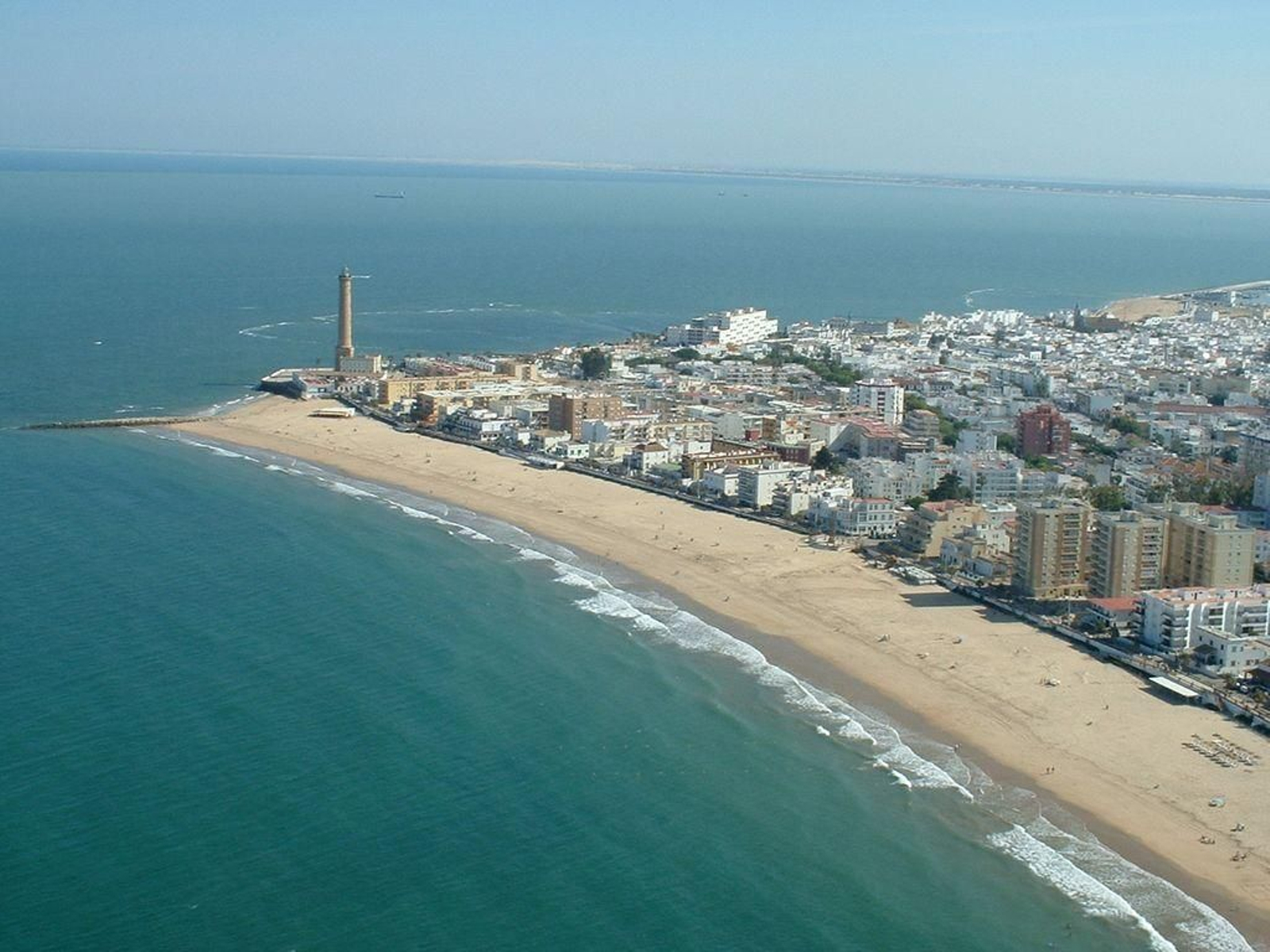 Una vista panorámica de la playa chipionera de Regla.