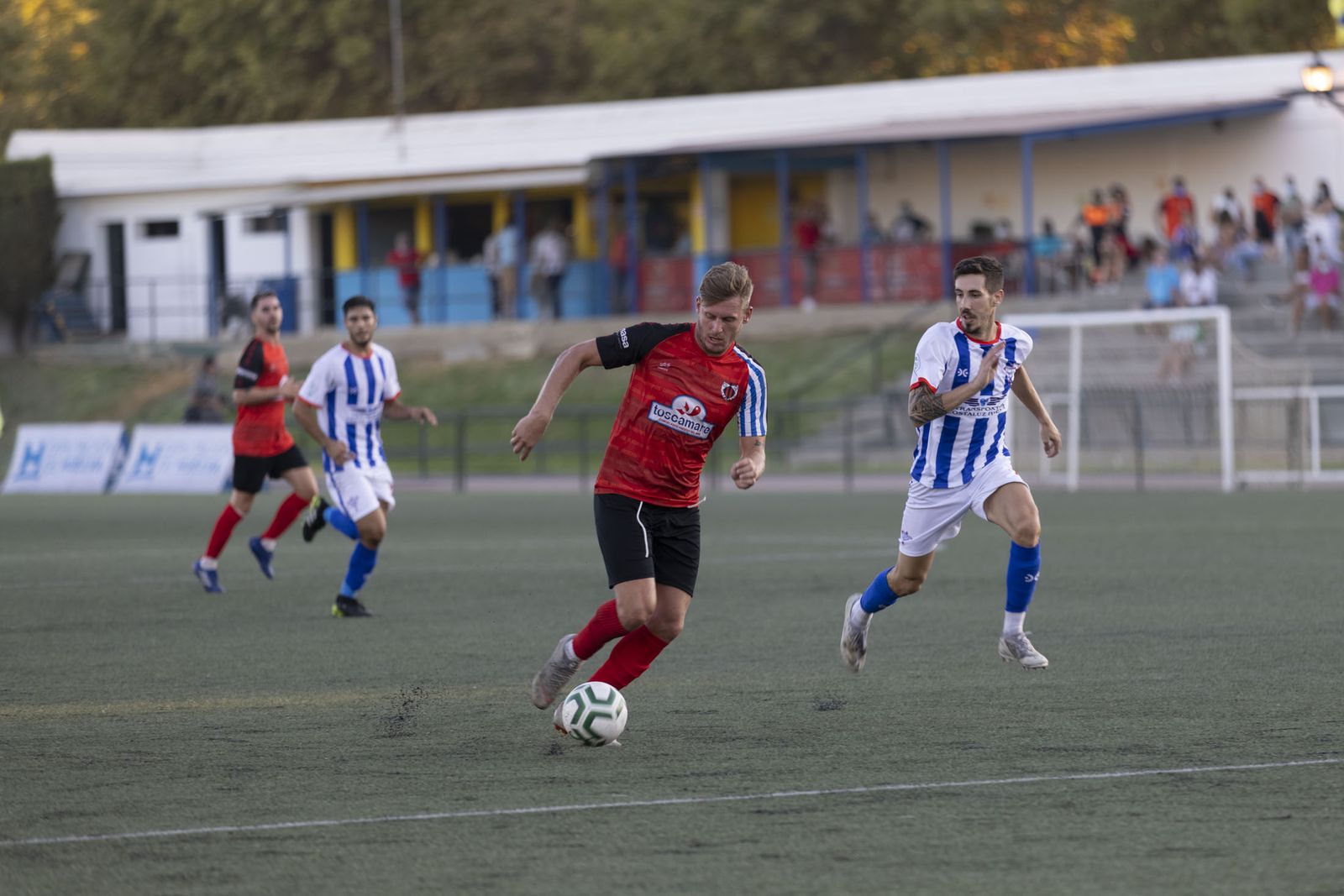 El polaco Wojcik intenta marcharse de Iván Olivares en el Cartaya-Bollullos.