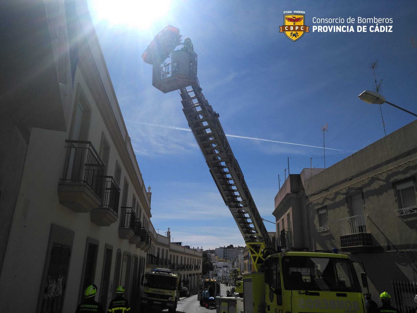 Los bomberos rescatan por el balcón a una anciana que se había caído en su casa de Chiclana