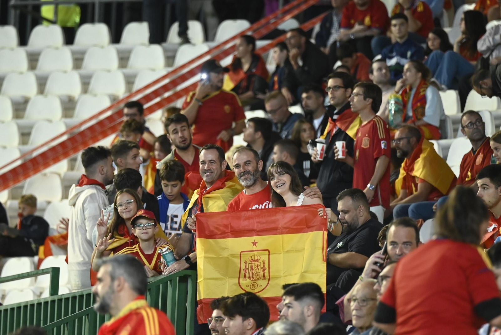 Las mejores fotos del ambiente en el España - Serbia de El Arcángel, en Córdoba