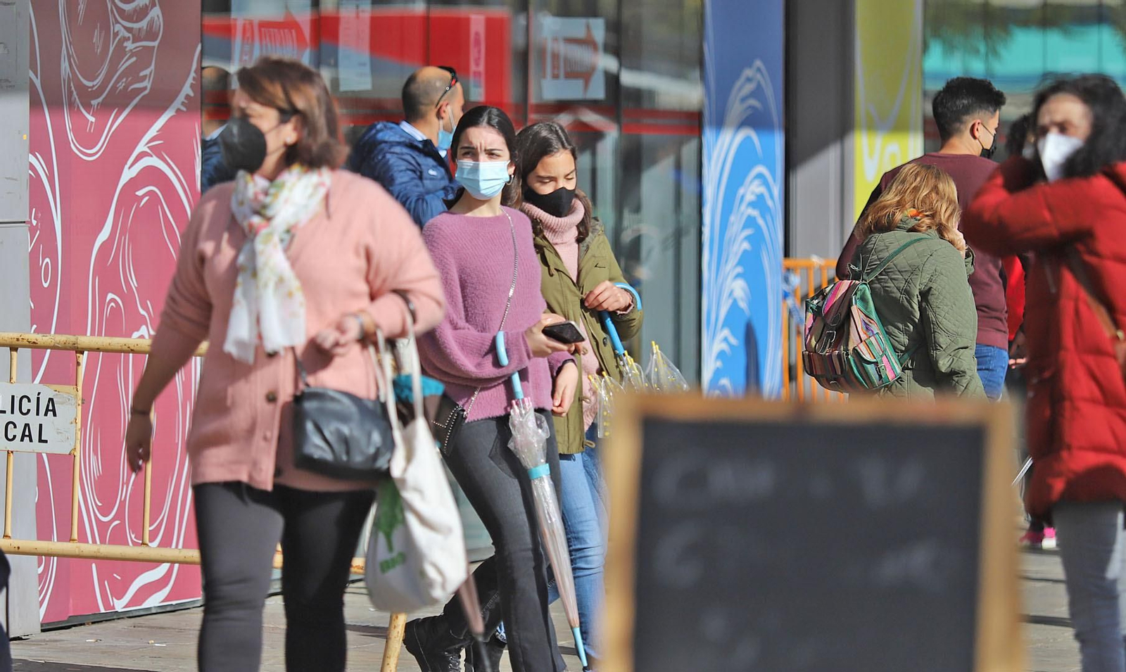La Policía Local realizó controles en el Mercado del Carmen durante la mañana del sábado