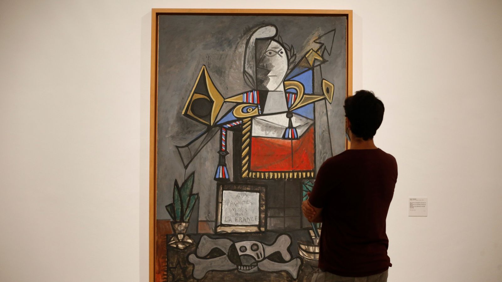 Un visitante observa el óleo sobre lienzo 'Monumento a los españoles muertos por Francia' (1946-1947) de Pablo Picasso.
