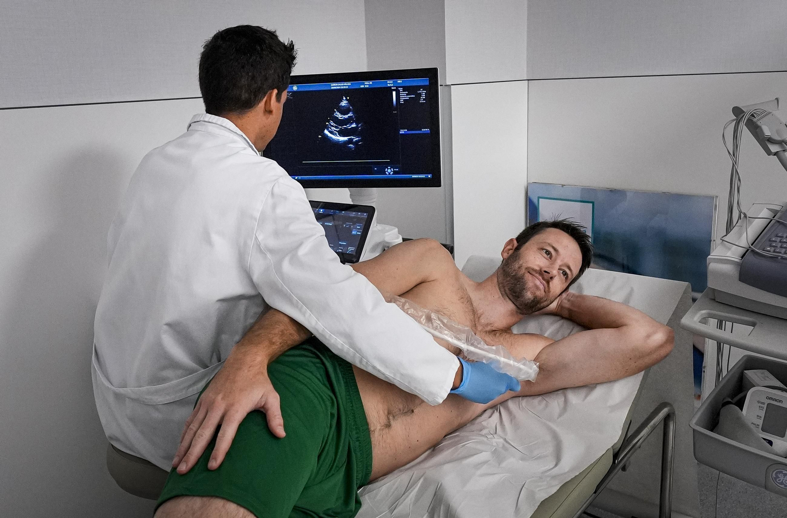 Tyler Kalinoski y David Kravish pasan reconocimiento médico