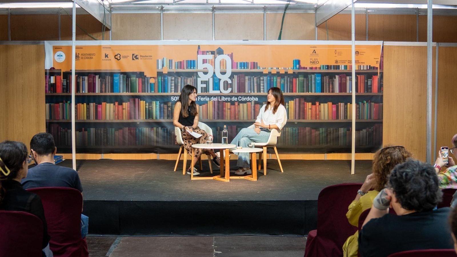Quan Zhou y Rosa Fernández, en su presentación en la Feria del Libro de Córdoba.