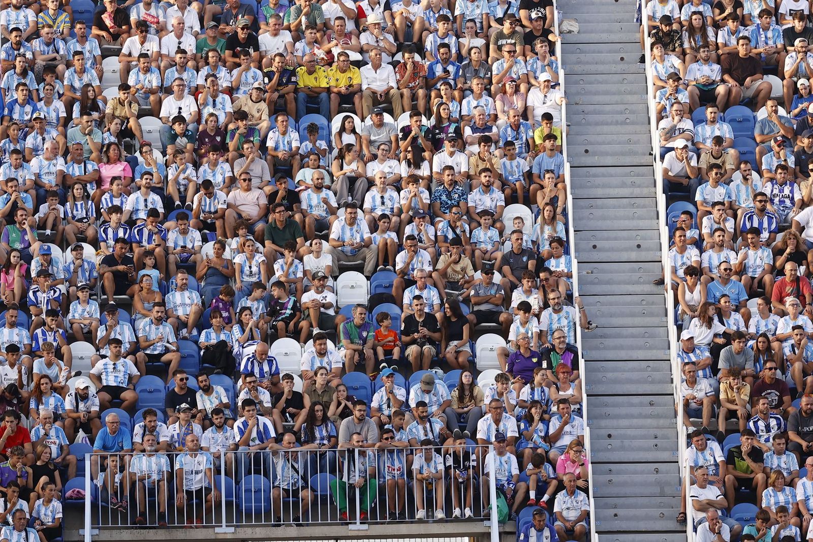 Búscate en las gradas de La Rosaleda durante el Málaga CF-Cádiz