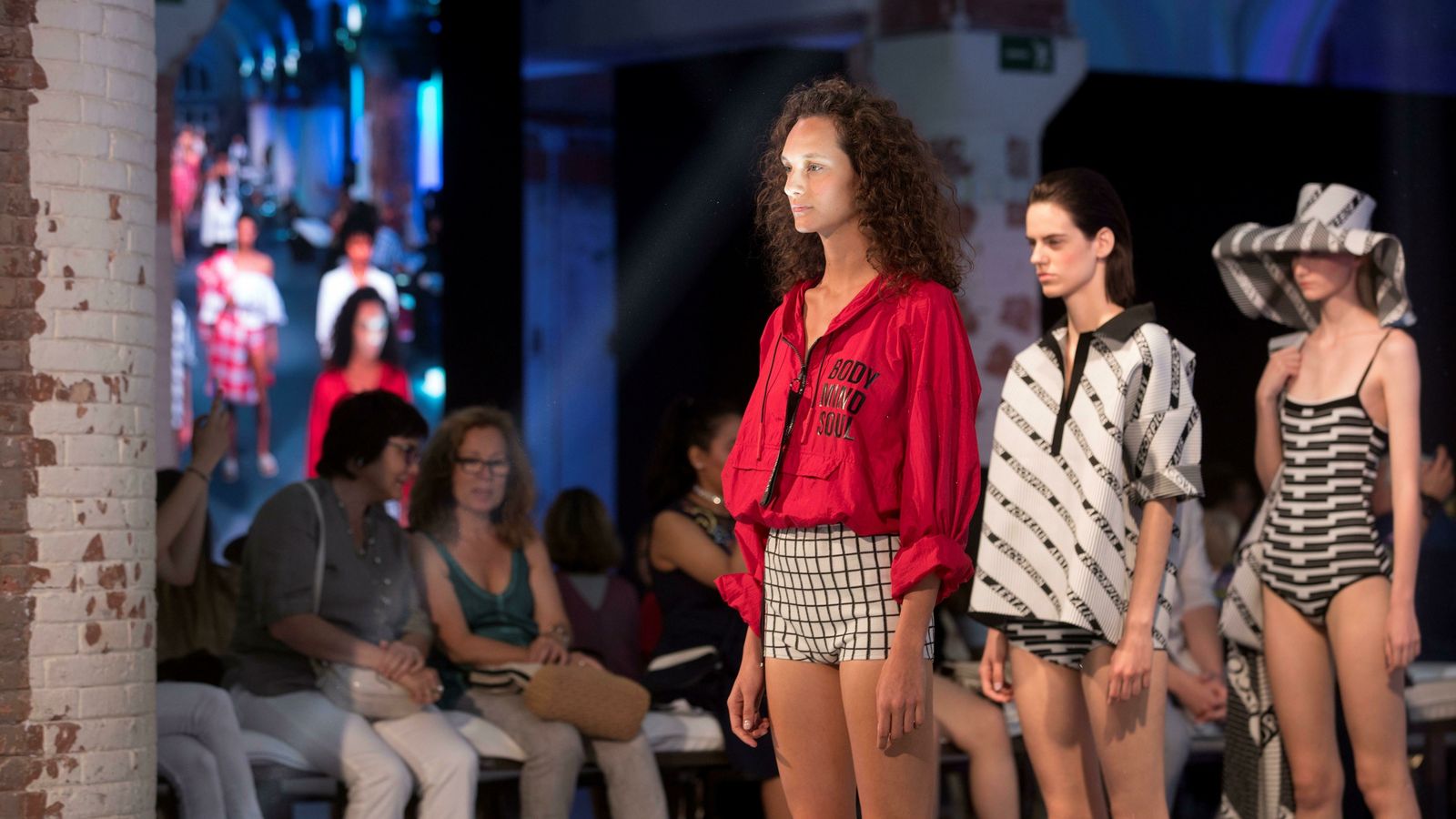 Varias modelos en el desfile de Escorpion Estudio.