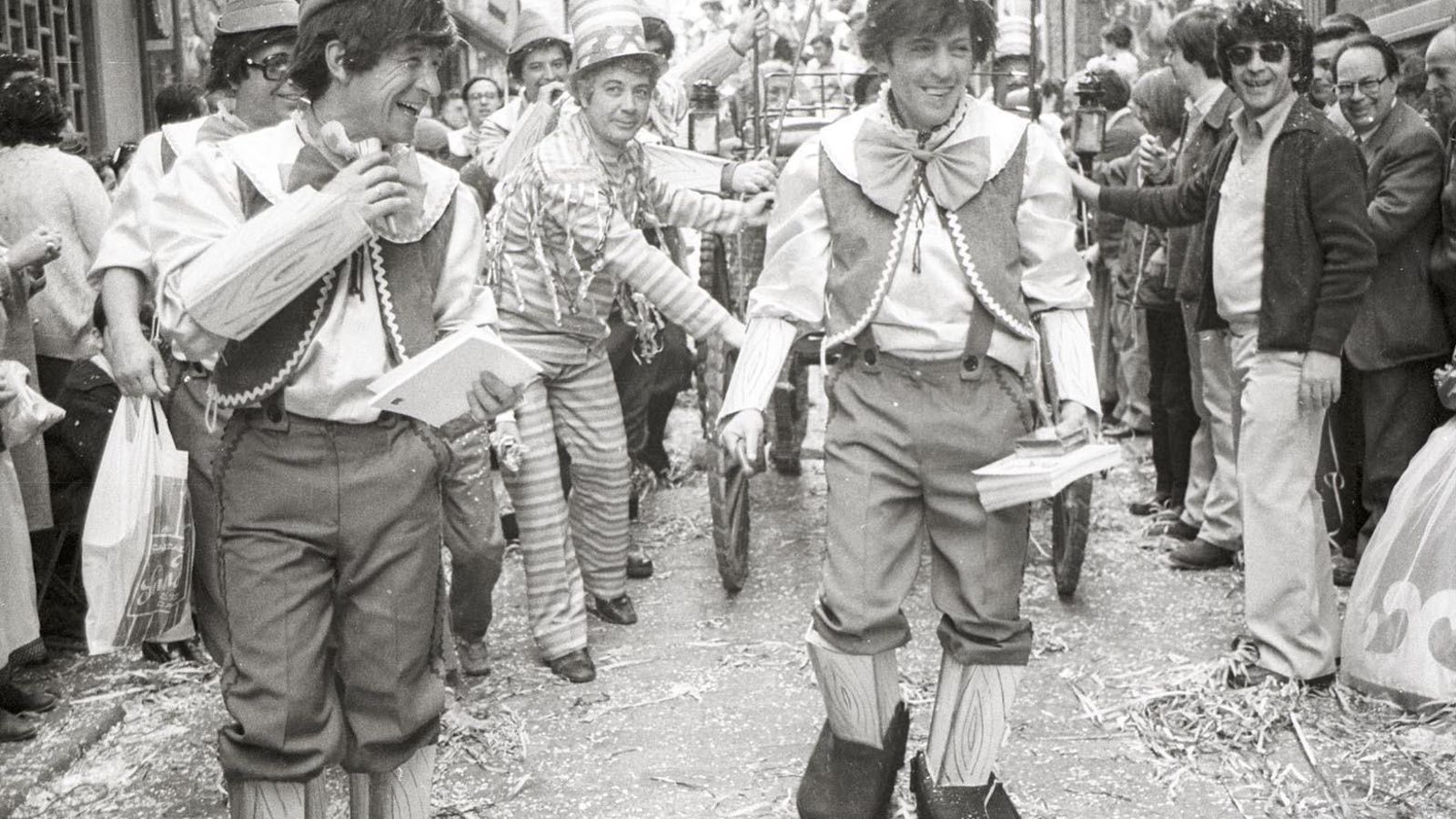 El coro 'Pinocho', primer premio de 1982, por la calle Novena.