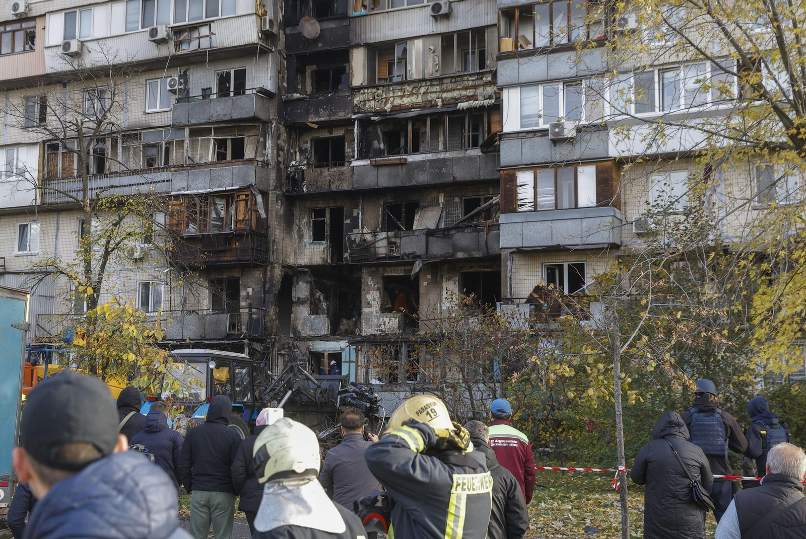 Miembros de los equipos de rescate trabajan en un edificio atacado en Kiev.