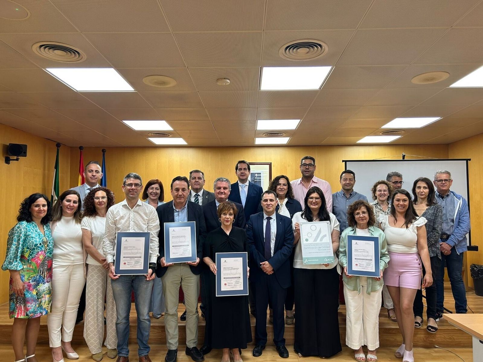 El delegado se Salud, Juan de la Cruz Belmonte, hace entrega de las cuatro acreditaciones durante un acto en la delegación territorial.