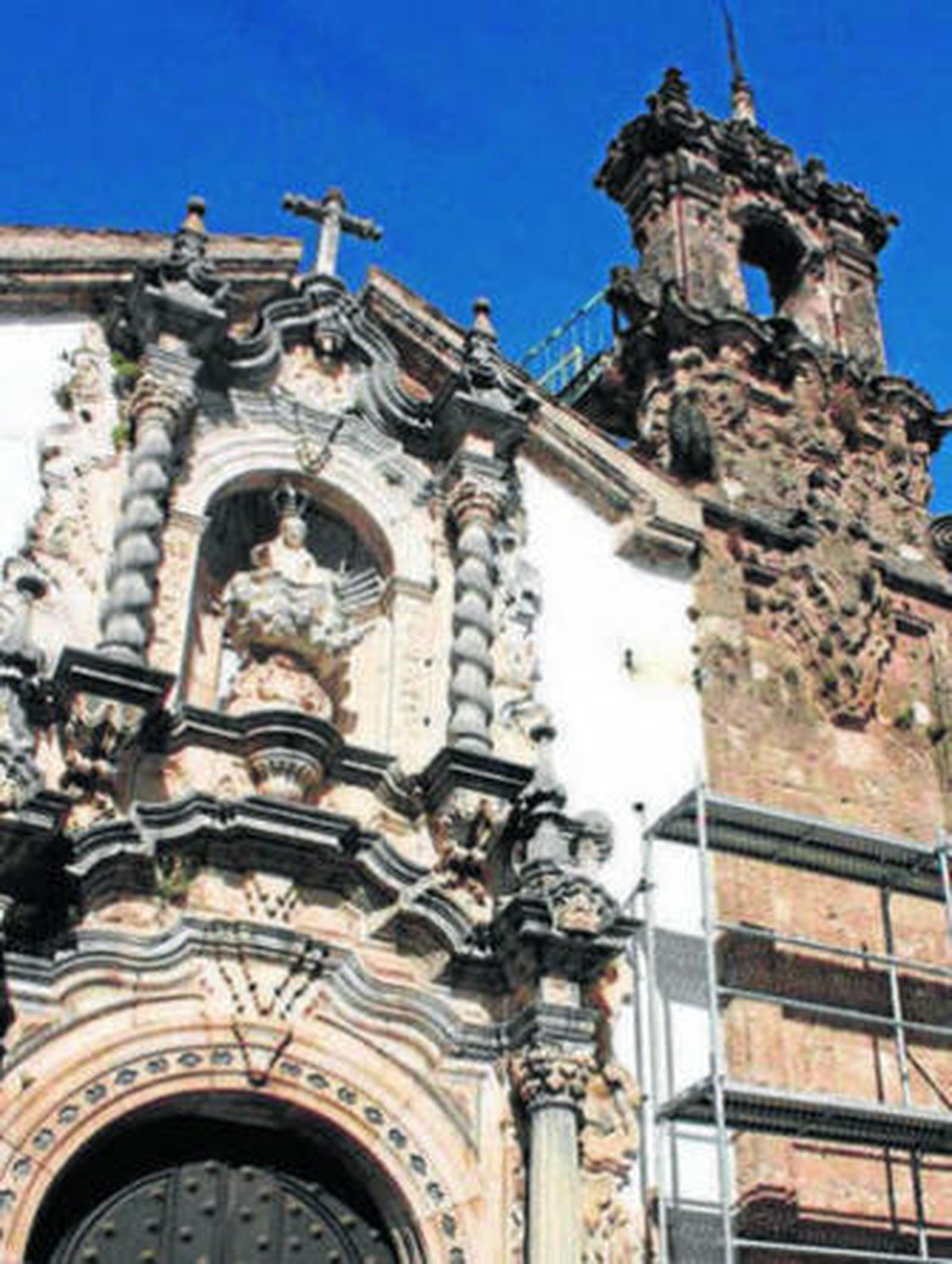 Restauración de la torre de la iglesia de la Virgen de la Aurora.