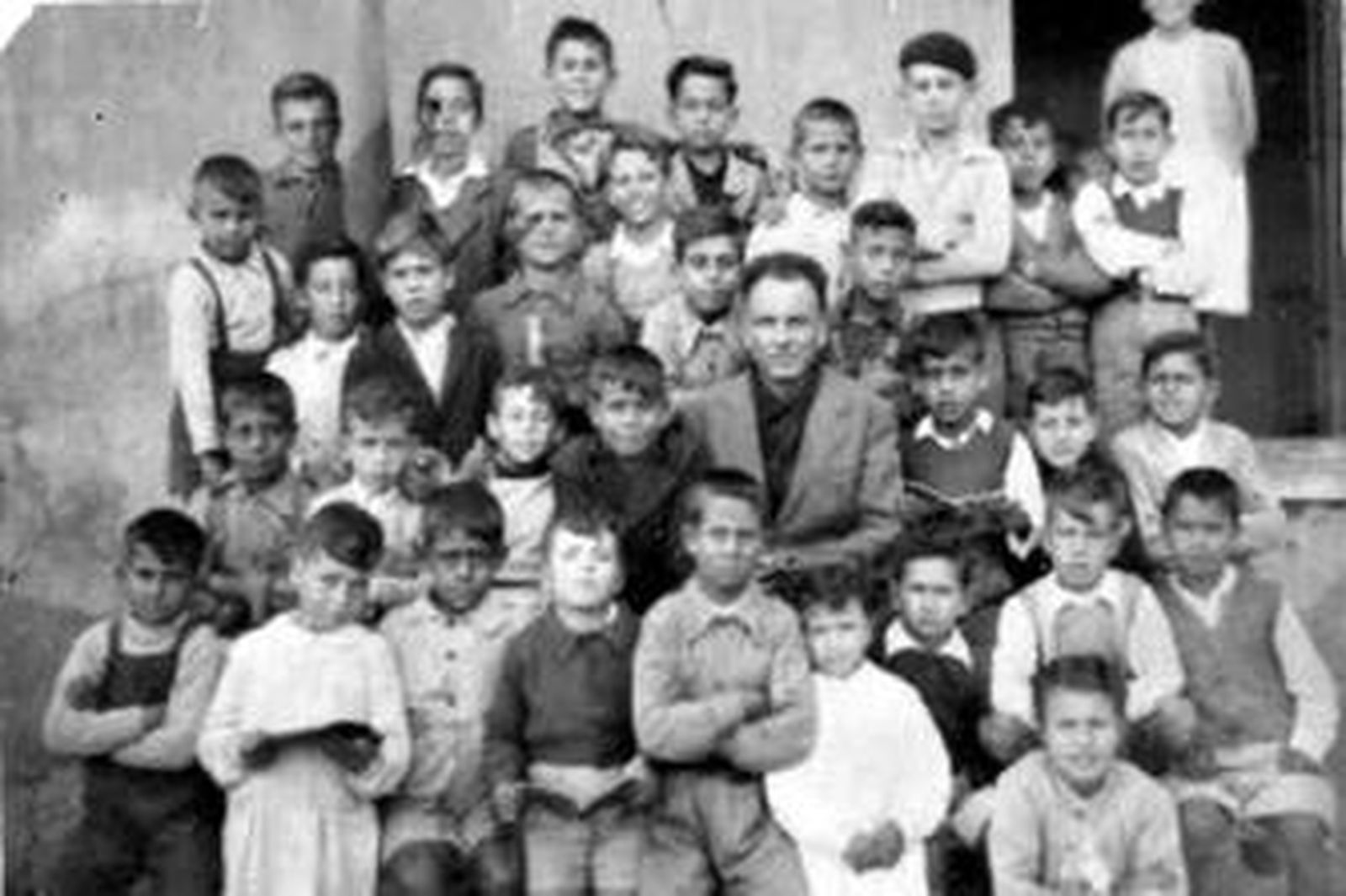 Imagen de un profesor con sus alumnos en mayo de 1949.