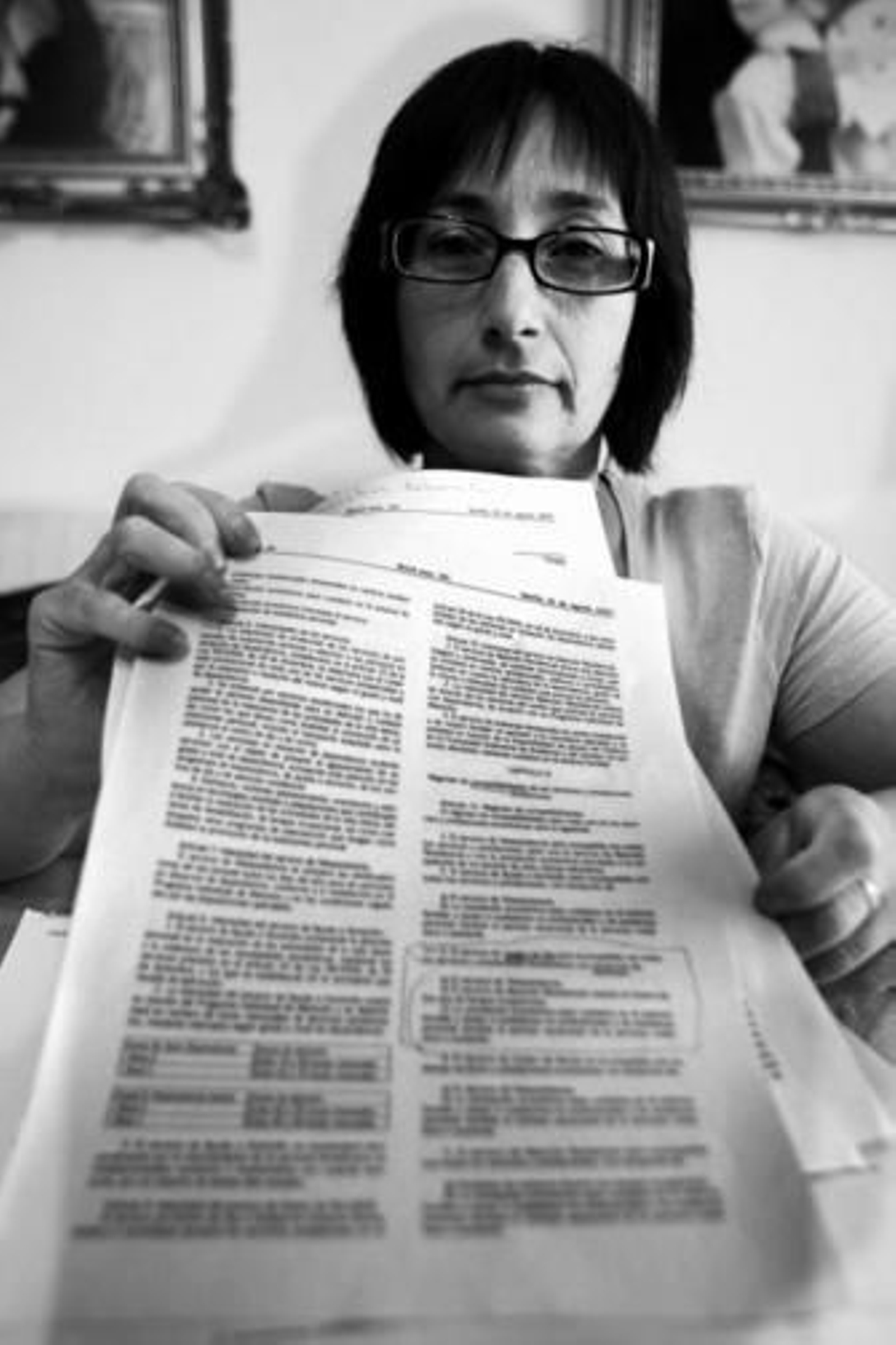 María del Carmen Martínez muestra los documentos de su hijo.