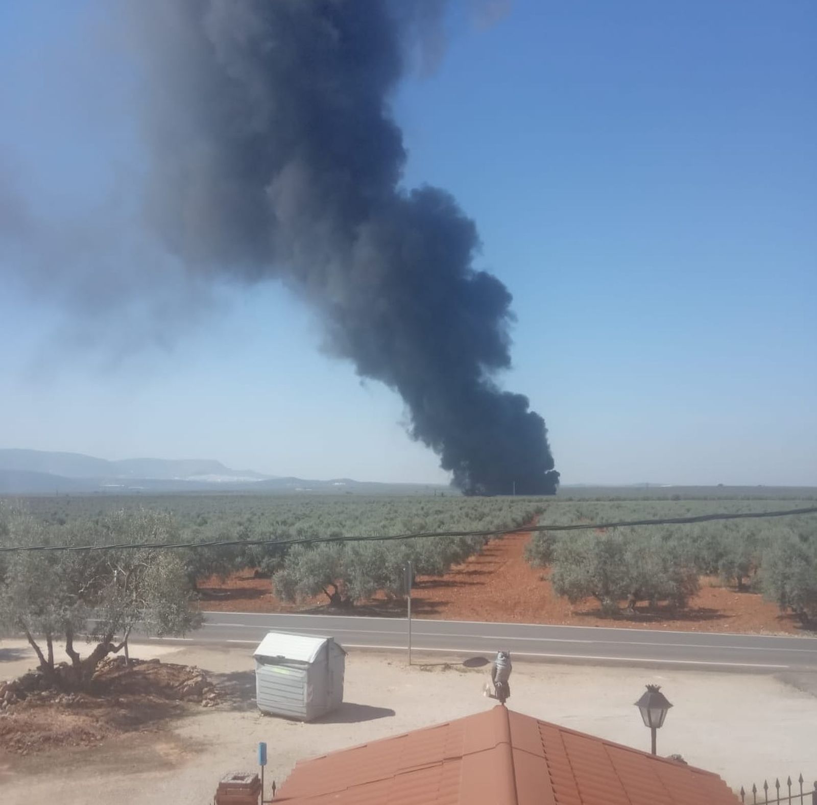 Columna de humo generada por el incendio.