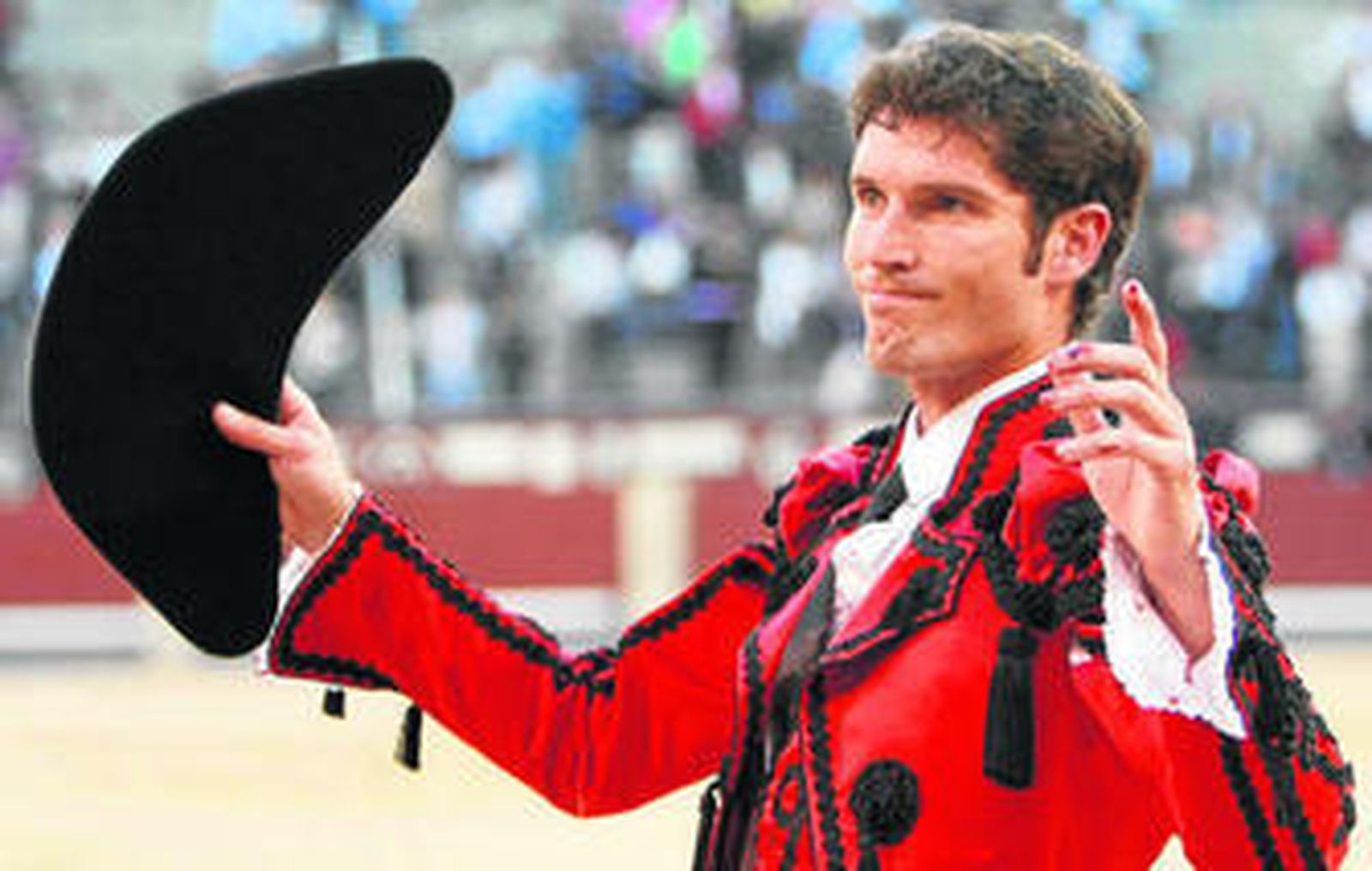 El matador de toros Sergio Aguilar, en la vuelta al ruedo en el sexto toro, ayer, en Las Ventas.