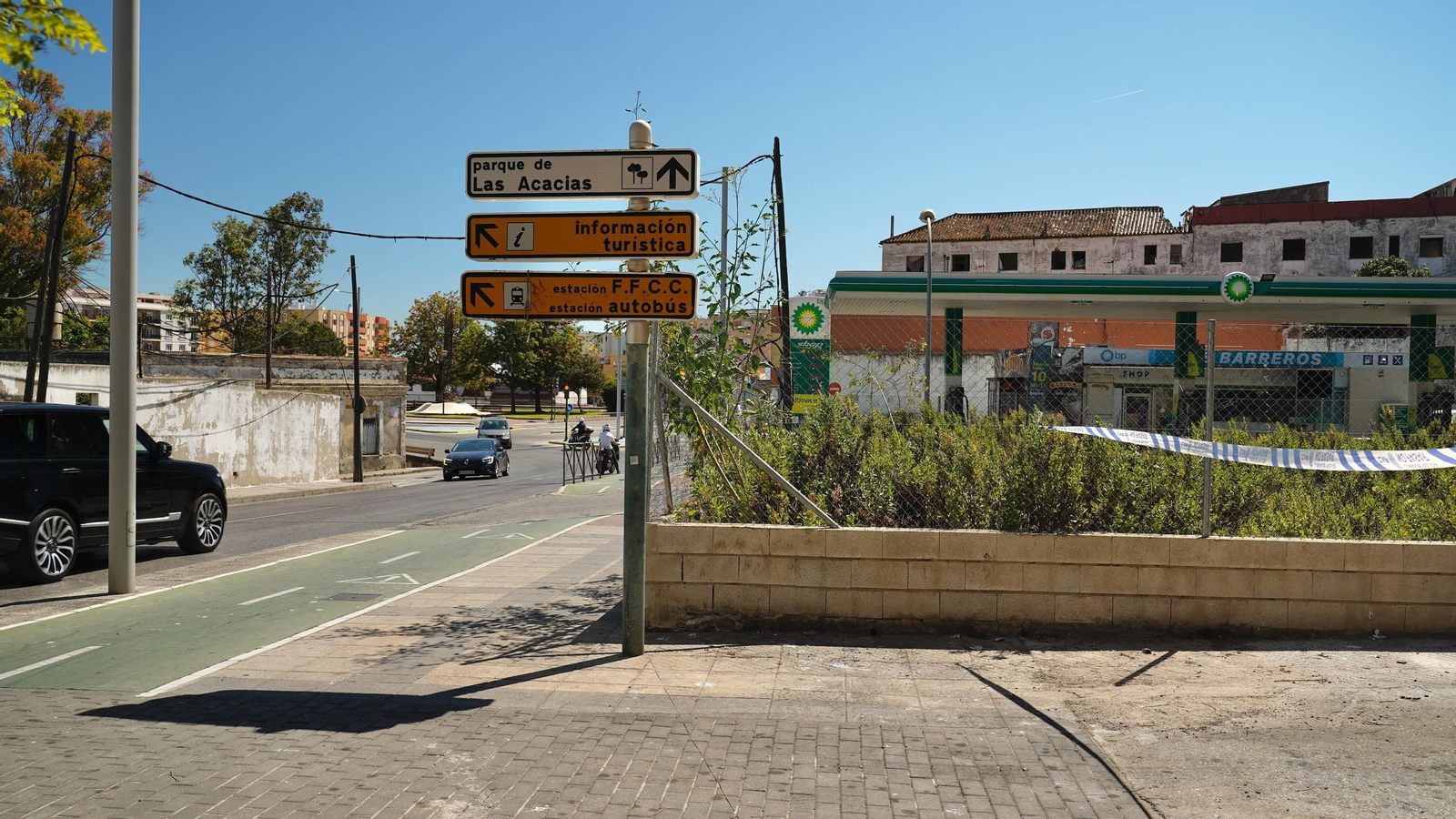 Fotos del edificio abandonado en la avenida Gesto por la Paz de Algeciras una semana después de incendiarse