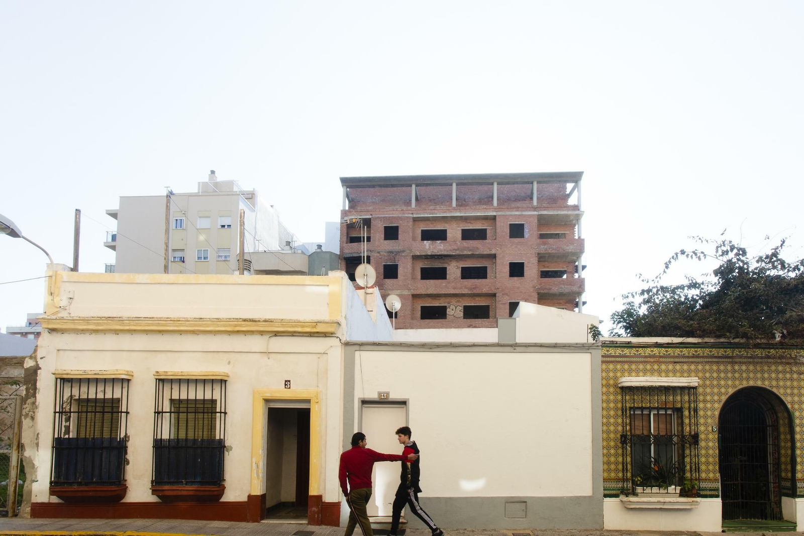 Varias casas de los Chinchorros. Detrás la promoción cuyas obras se reactivan ahora