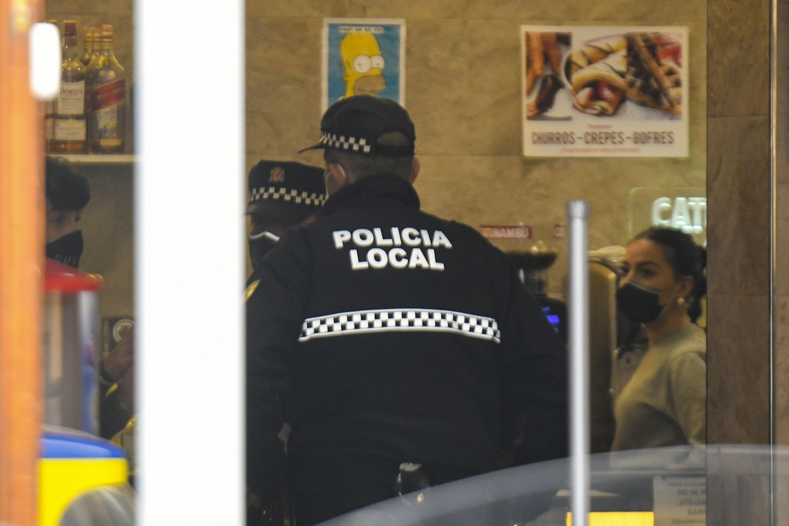 Fotos: Así ha sido la redada de la Policía Local y la Guardia Civil en un bar de Ogíjares que incumplía las restricciones
