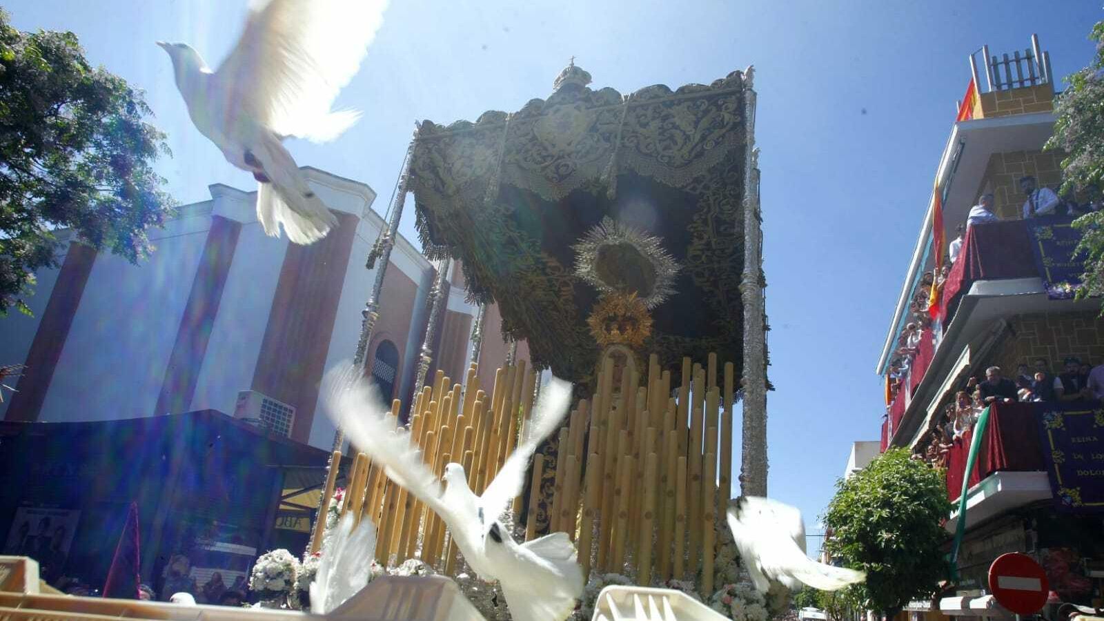 Tradicional suelta de palomas ante la Virgen de los Dolores del Cerro.