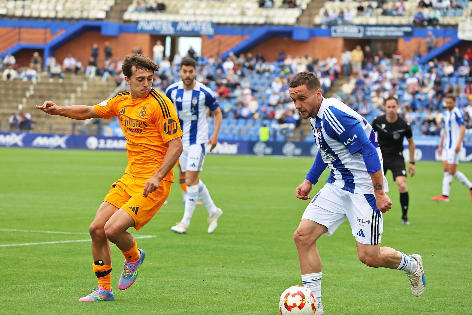 David Soto encara a un rival.