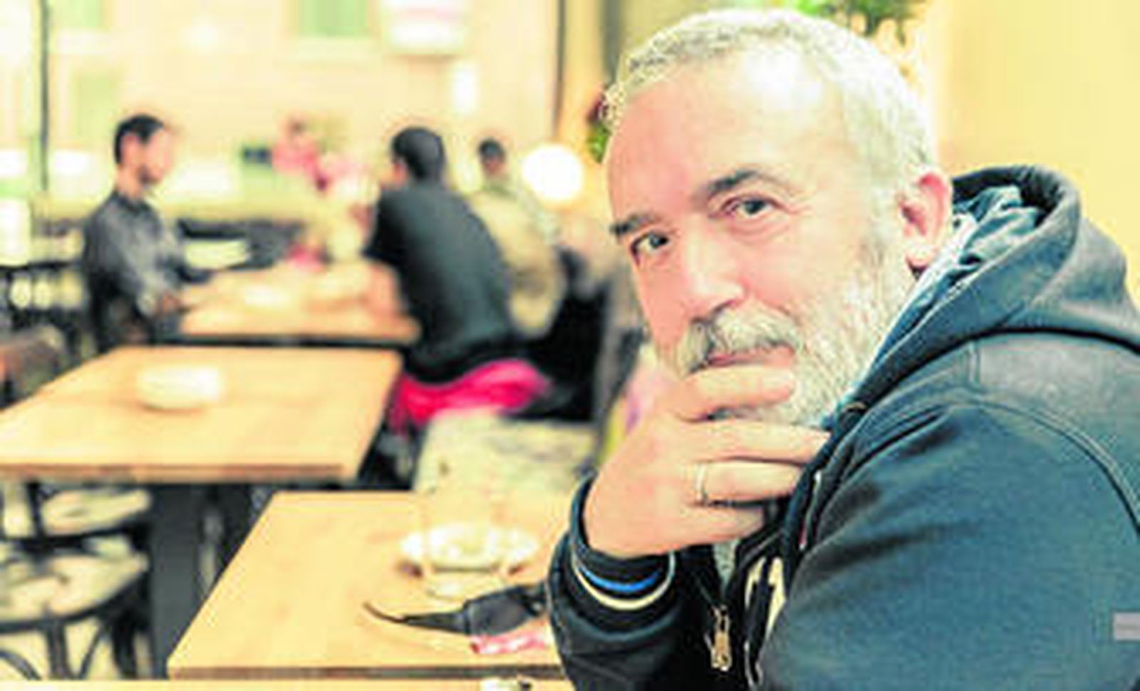 El artista olontense Pablo Sycet posa en una cafetería, atalaya única para ver la vida pasar cada día.