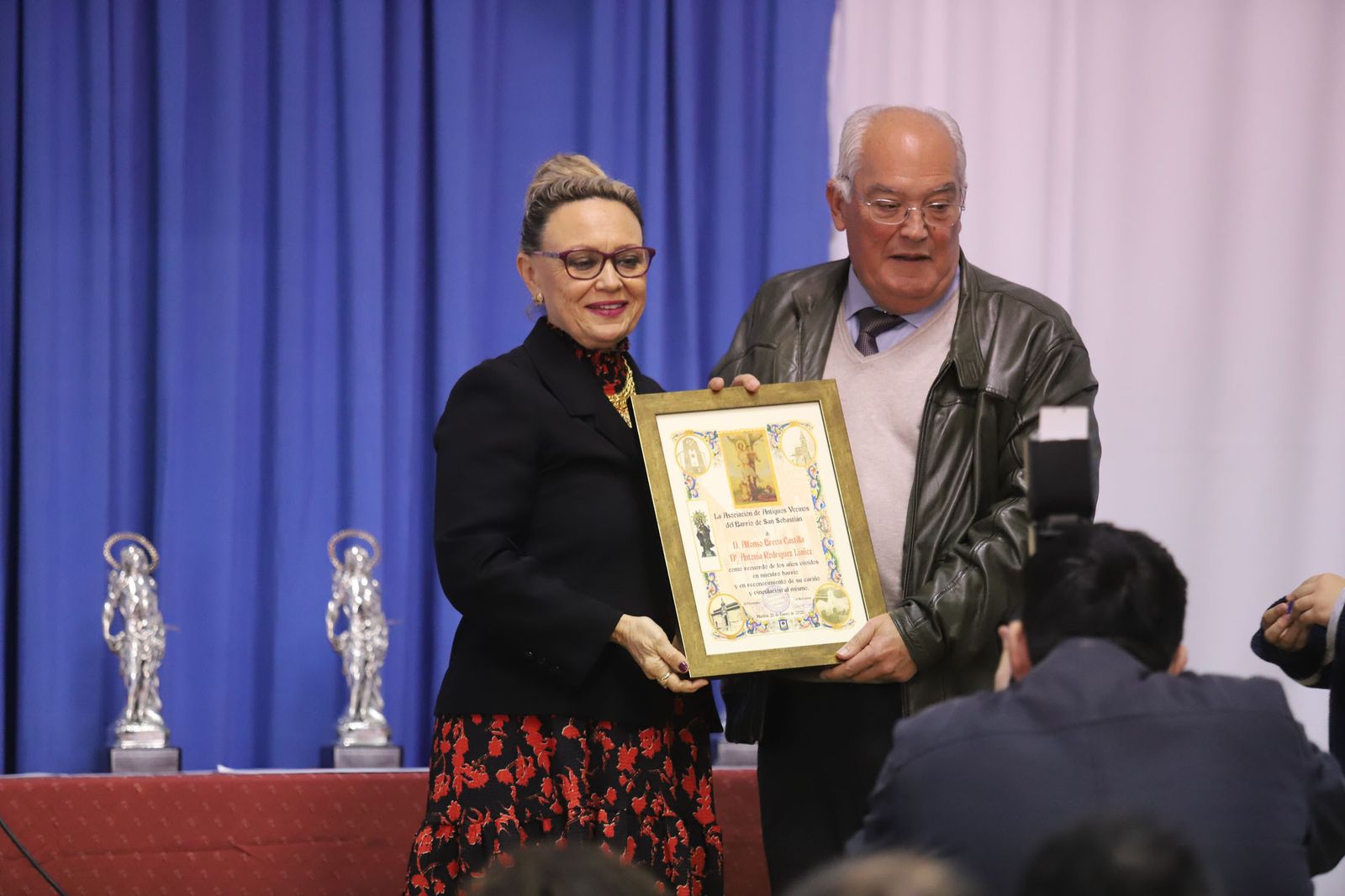 Imágenes de la convivencia con los antiguos vecinos de San Sebastián y la entrega a homenajeados con recuerdos del acto.